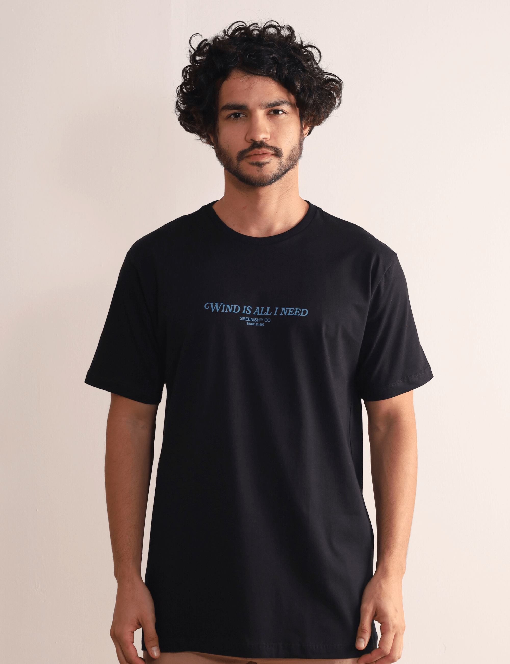 Camiseta Wind is All I Need preta, confortável e estilosa, da marca Greenish. Perfeita para liberdade de movimento.