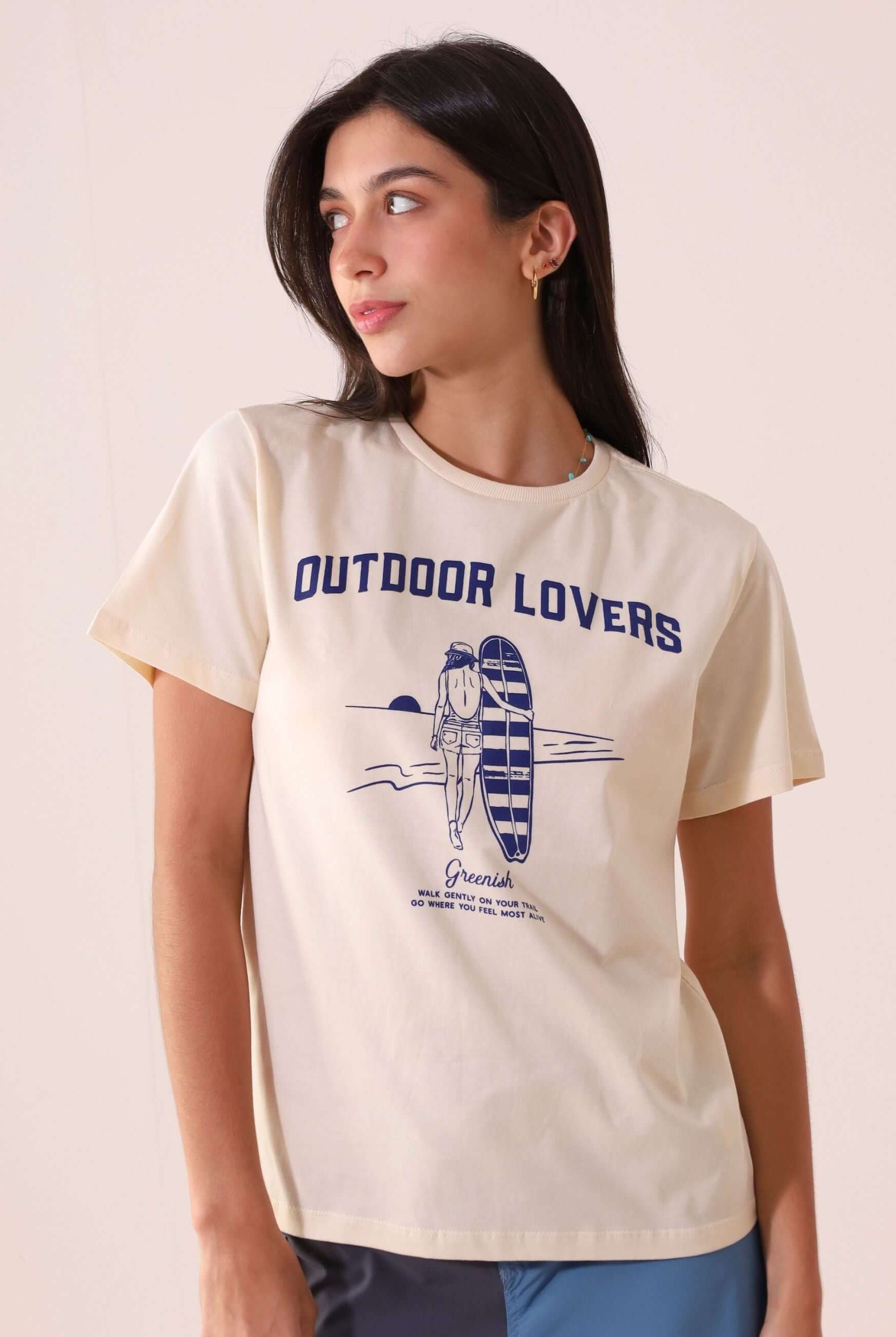 Camiseta feminina Greenish com estampa "Outdoor Lovers". Modelo veste a CAMISETA BEACH GIRL - NATURAL em algodão 100%.