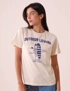 Camiseta feminina Greenish com estampa "Outdoor Lovers". Modelo veste a CAMISETA BEACH GIRL - NATURAL em algodão 100%.