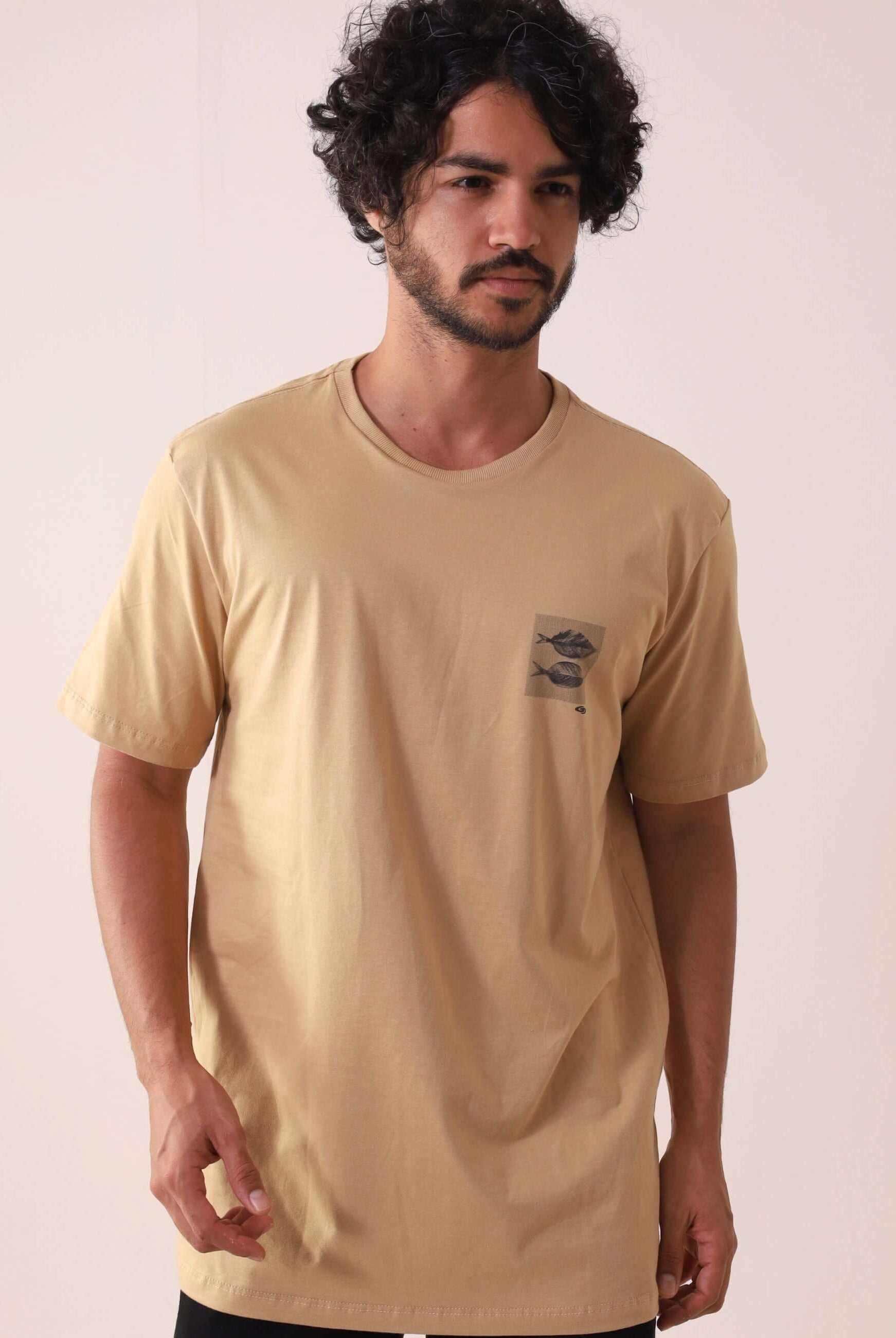 Homem vestindo Camiseta Leafish - Caqui da marca Greenish, com arte inspirada no mar e tecido 100% algodão, em fundo neutro.