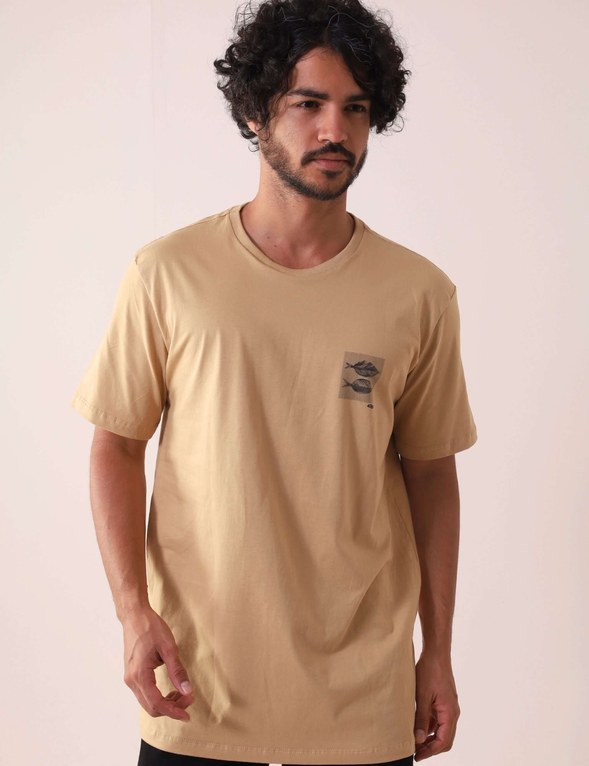 Homem vestindo Camiseta Leafish - Caqui da marca Greenish, com arte inspirada no mar e tecido 100% algodão, em fundo neutro.