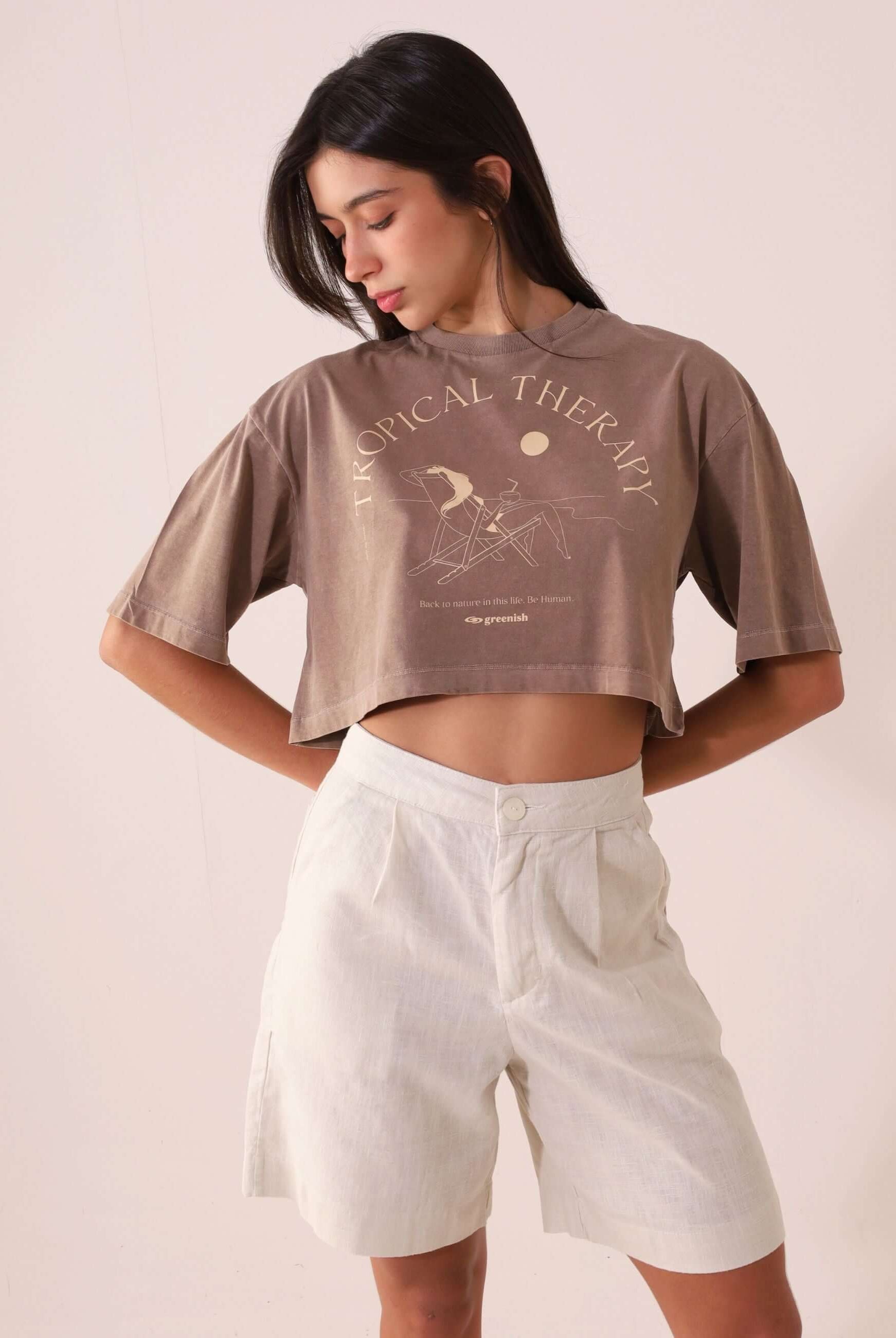 CROPPED STONE RELAXING VIEW - MARRON da marca Greenish, camiseta cropped oversized em malha 100% algodão com estampa Tropical Therapy.