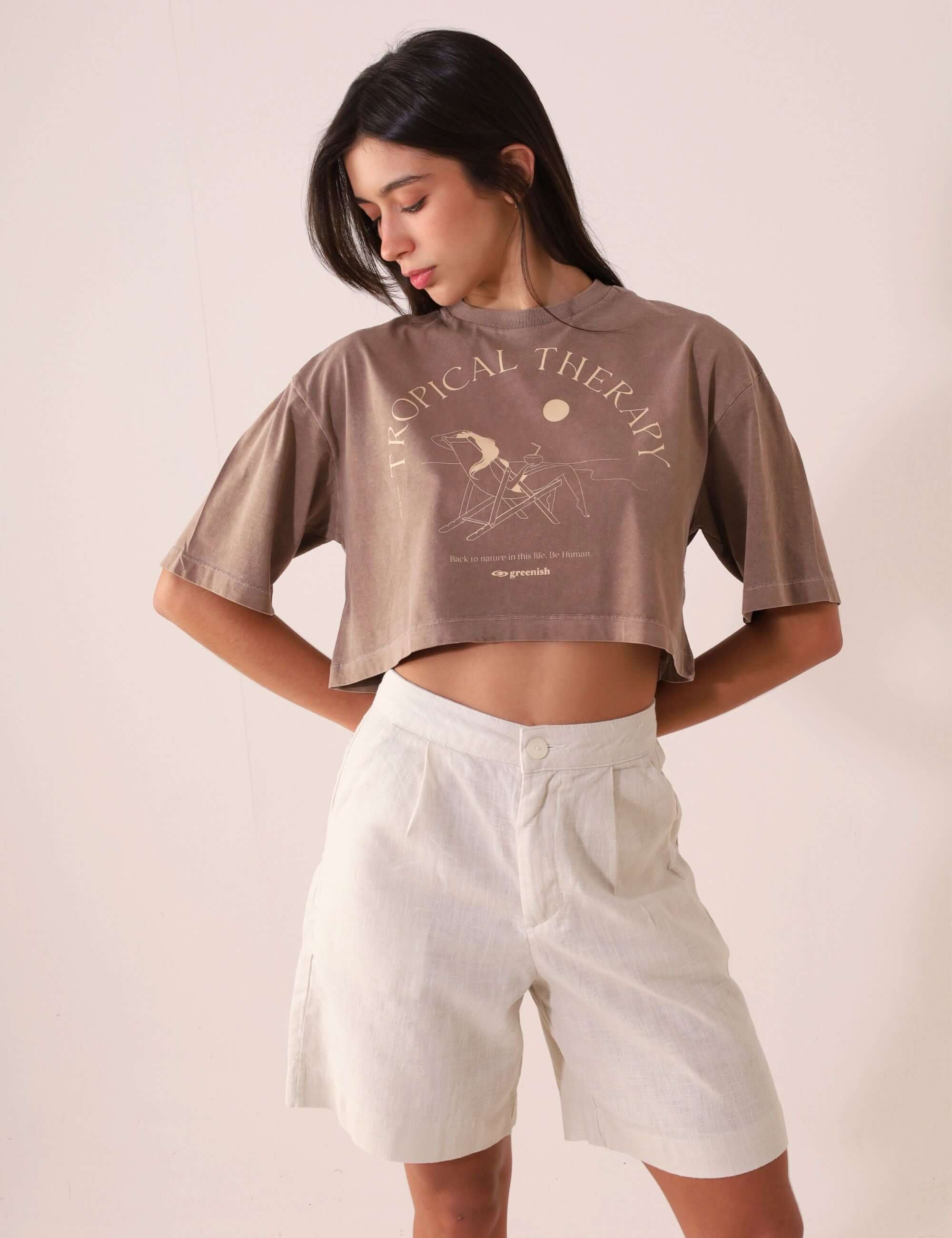 CROPPED STONE RELAXING VIEW - MARRON da marca Greenish, camiseta cropped oversized em malha 100% algodão com estampa Tropical Therapy.
