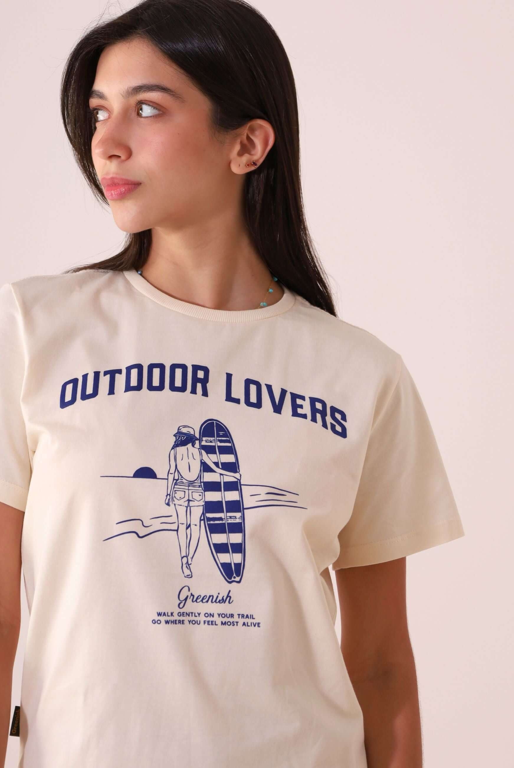 CAMISETA BEACH GIRL - NATURAL da Greenish com estampa Outdoor Lovers, 100% algodão, gola em ribana, estilo casual e aventureiro.