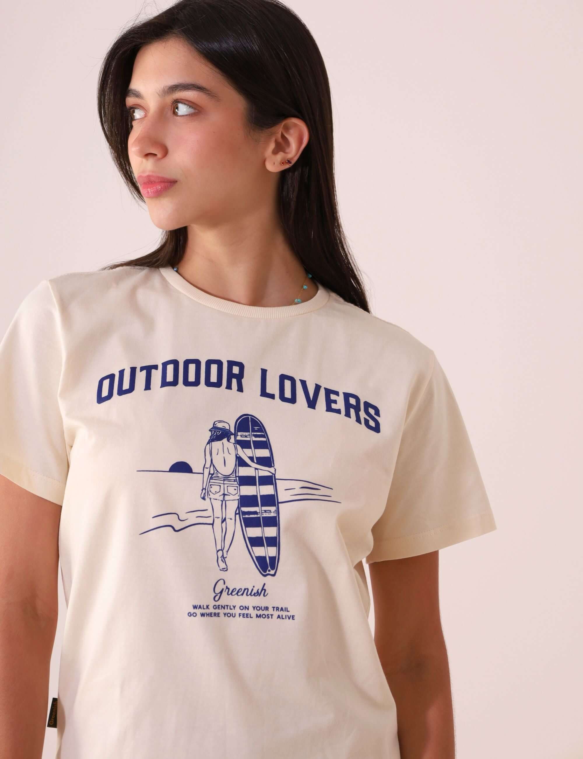 CAMISETA BEACH GIRL - NATURAL da Greenish com estampa Outdoor Lovers, 100% algodão, gola em ribana, estilo casual e aventureiro.