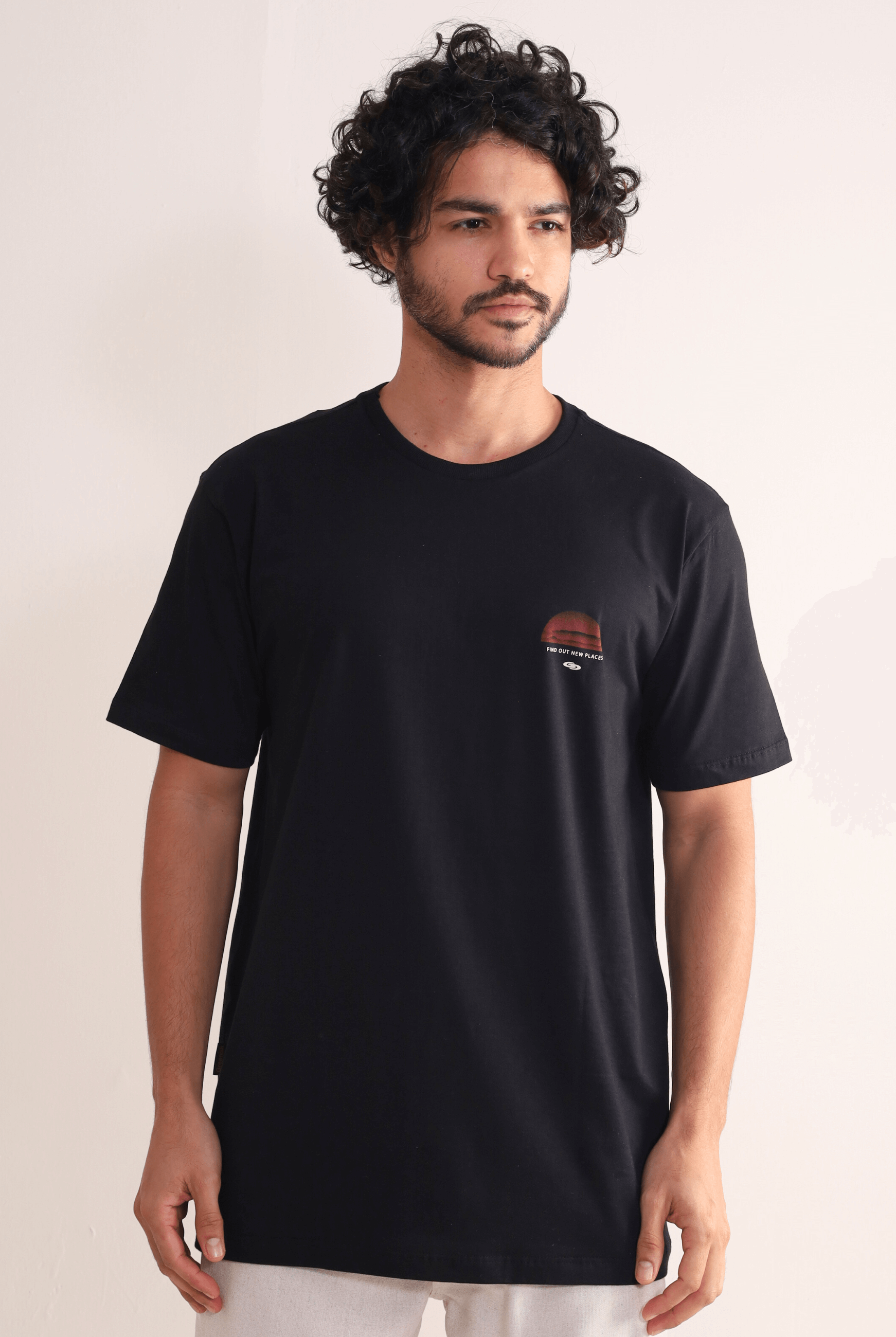 Camiseta Find Out New Places - Preto