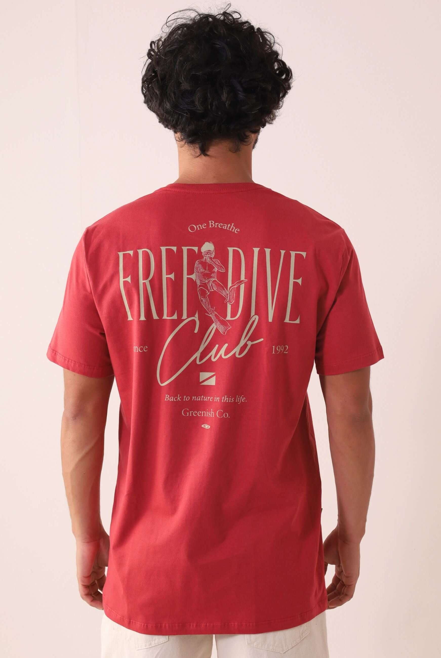 Camiseta Free Dive Club - Vermelho da Greenish, 100% algodão, modelo básico, com estampa inspirada no mergulho livre, vista traseira.
