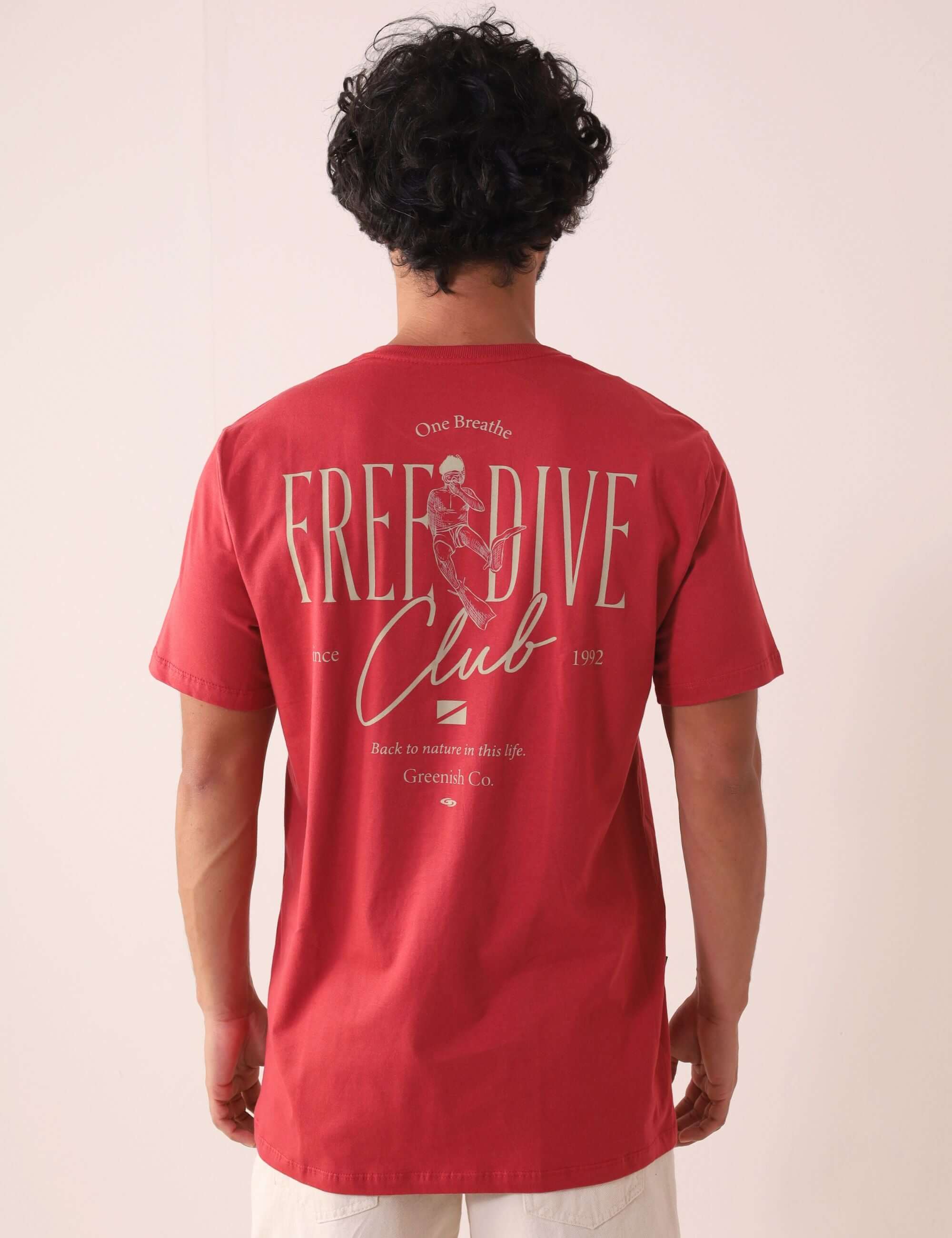 Camiseta Free Dive Club - Vermelho da Greenish, 100% algodão, modelo básico, com estampa inspirada no mergulho livre, vista traseira.