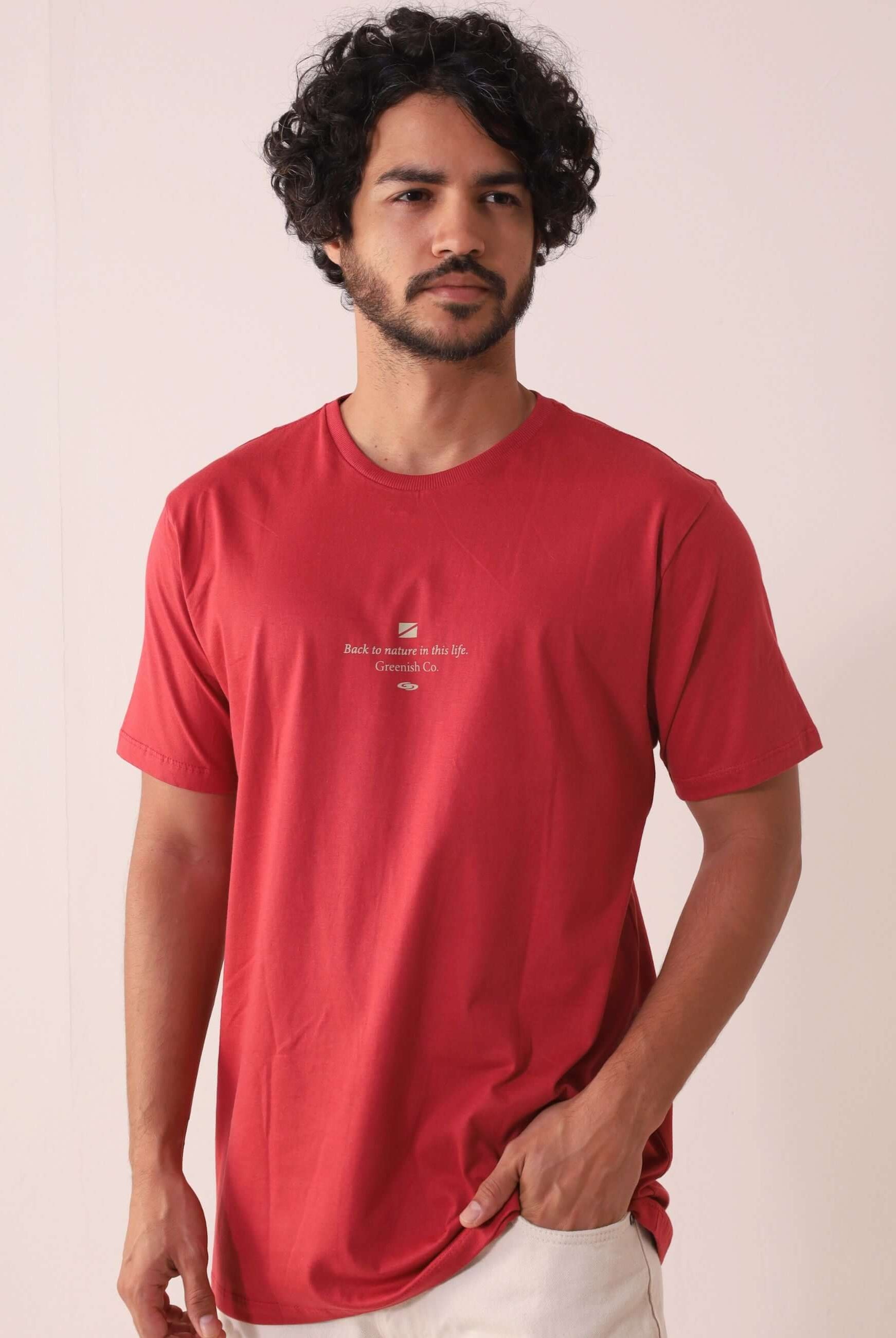 Camiseta Free Dive Club - Vermelho Greenish, 100% algodão, inspirada no mergulho livre, com gola em ribana. Modelo vestindo camiseta.