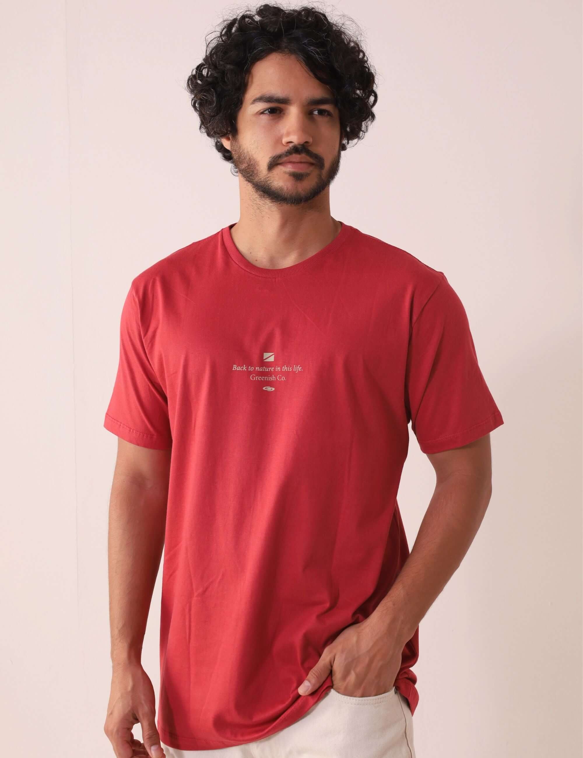 Camiseta Free Dive Club - Vermelho Greenish, 100% algodão, inspirada no mergulho livre, com gola em ribana. Modelo vestindo camiseta.