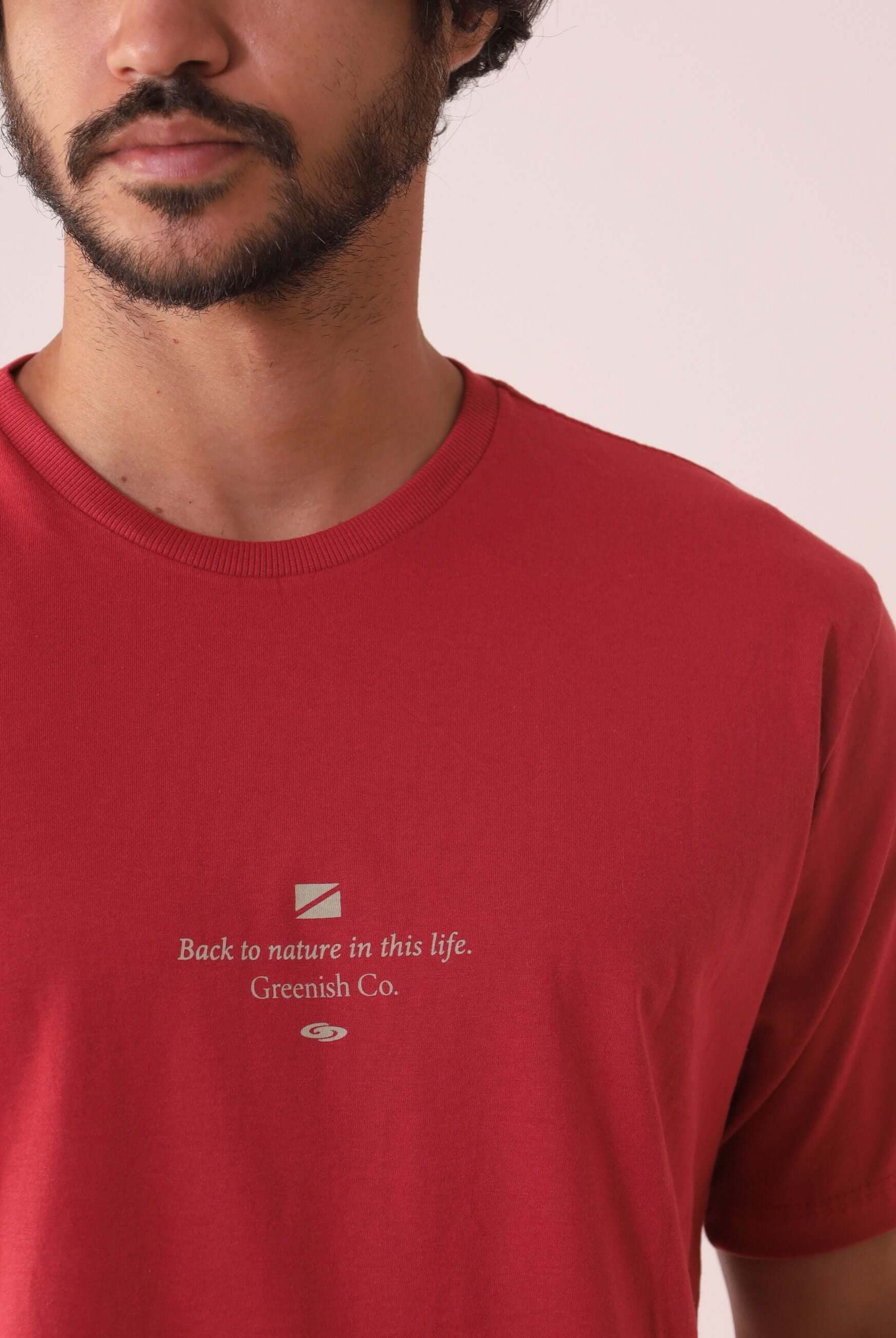 Homem vestindo Camiseta Free Dive Club - Vermelho da marca Greenish, com design inspirado no mergulho livre, Gola em ribana, 100% algodão.