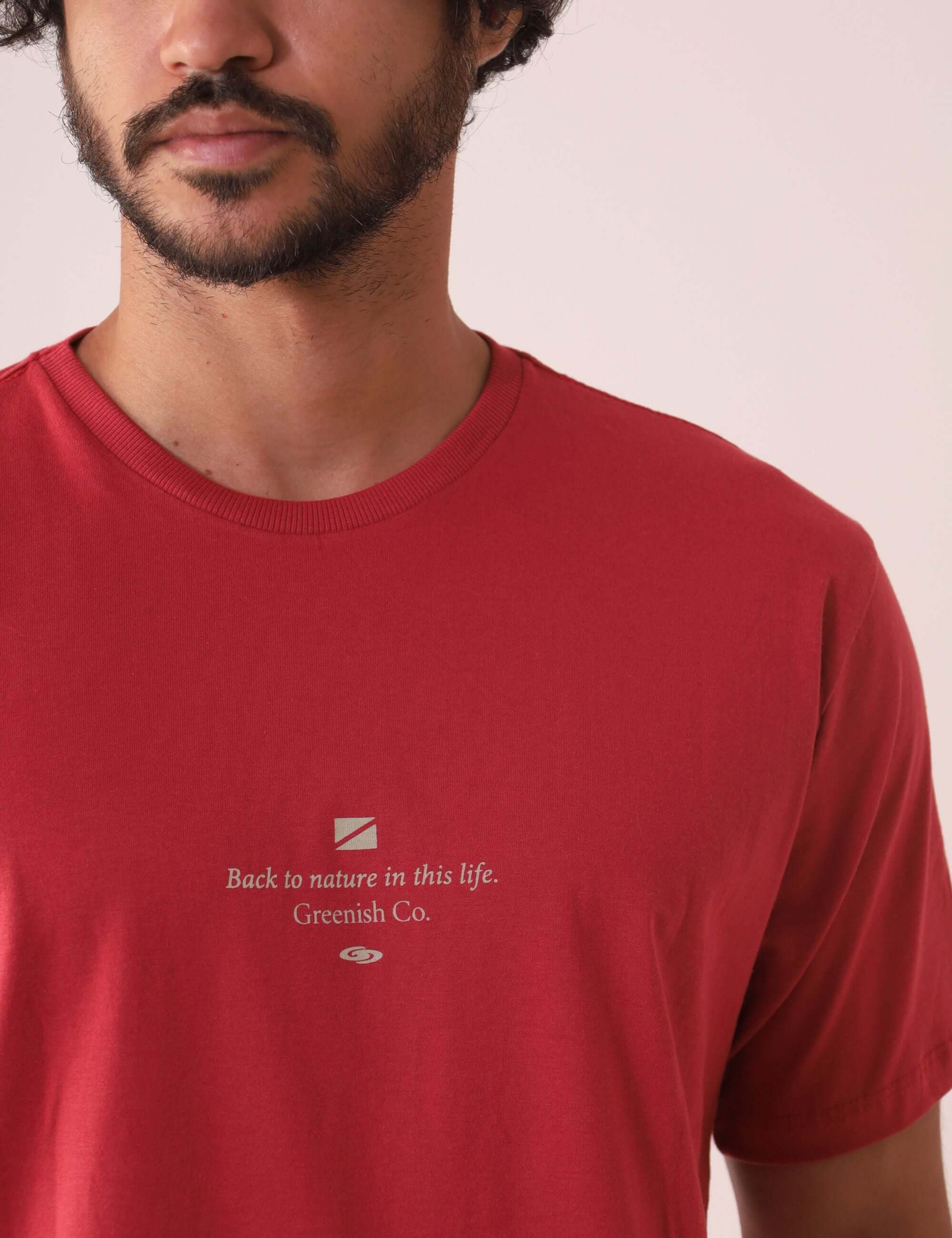 Homem vestindo Camiseta Free Dive Club - Vermelho da marca Greenish, com design inspirado no mergulho livre, Gola em ribana, 100% algodão.