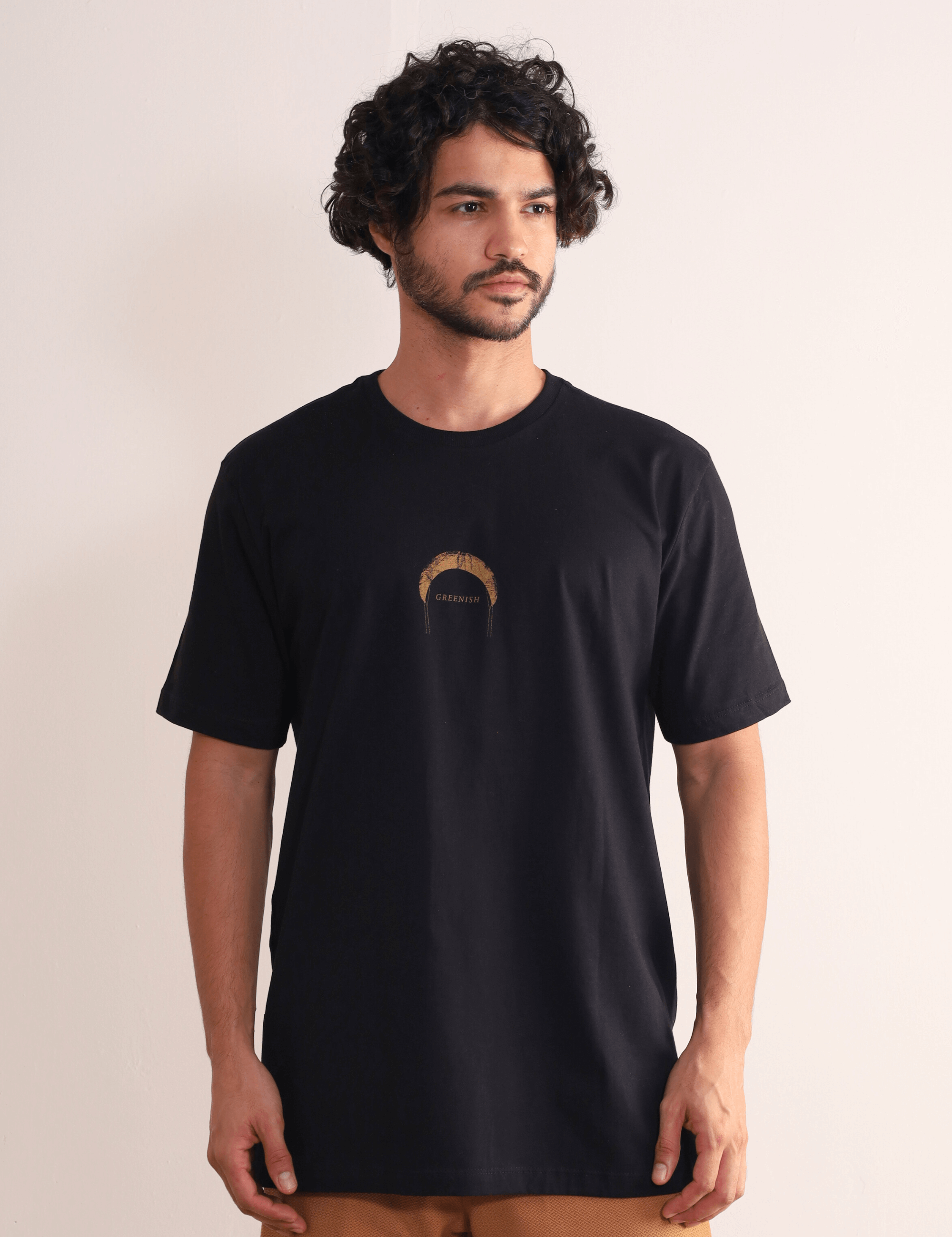 Camiseta preta "Find Out New Places" Greenish com estampa minimalista frontal, ideal para aventuras ao ar livre, estilo kite.