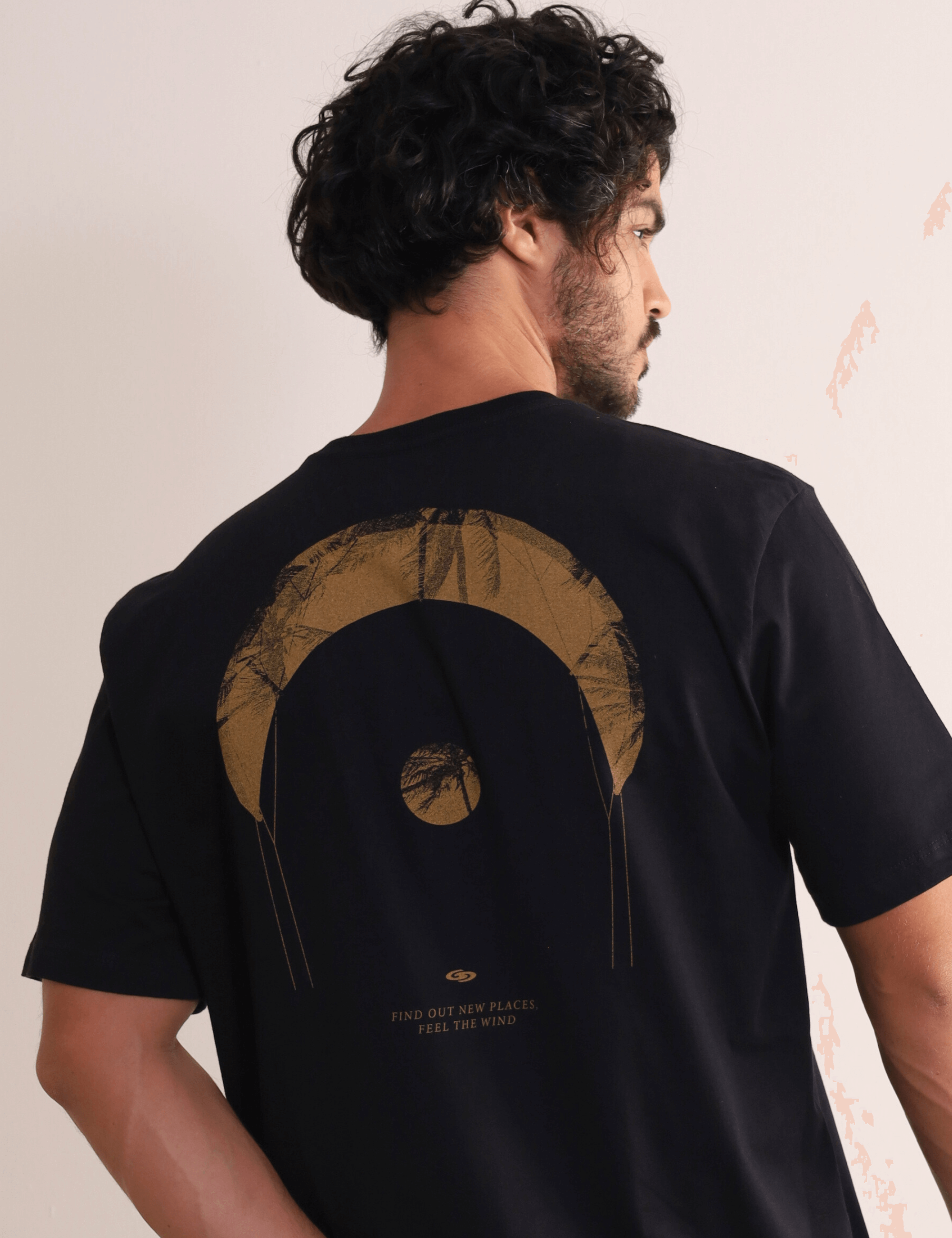 Camiseta preta Greenish "Find Out New Places" com estampa minimalista de kite nas costas, ideal para explorar e sentir o vento.