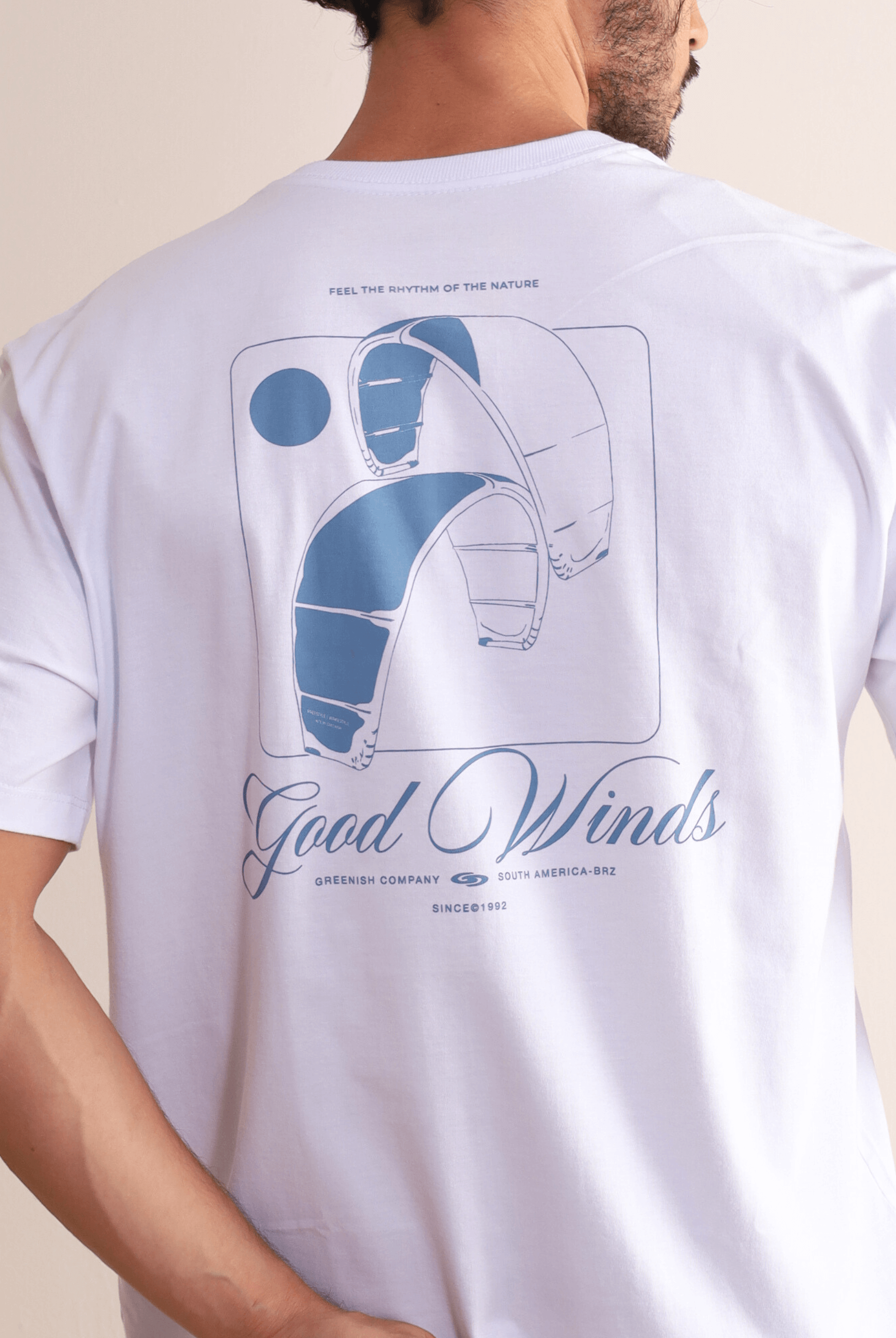 Camiseta branca Kites & Good Winds da Greenish com estampa nas costas e bordado, ideal para amantes do kite. Conforto e estilo.