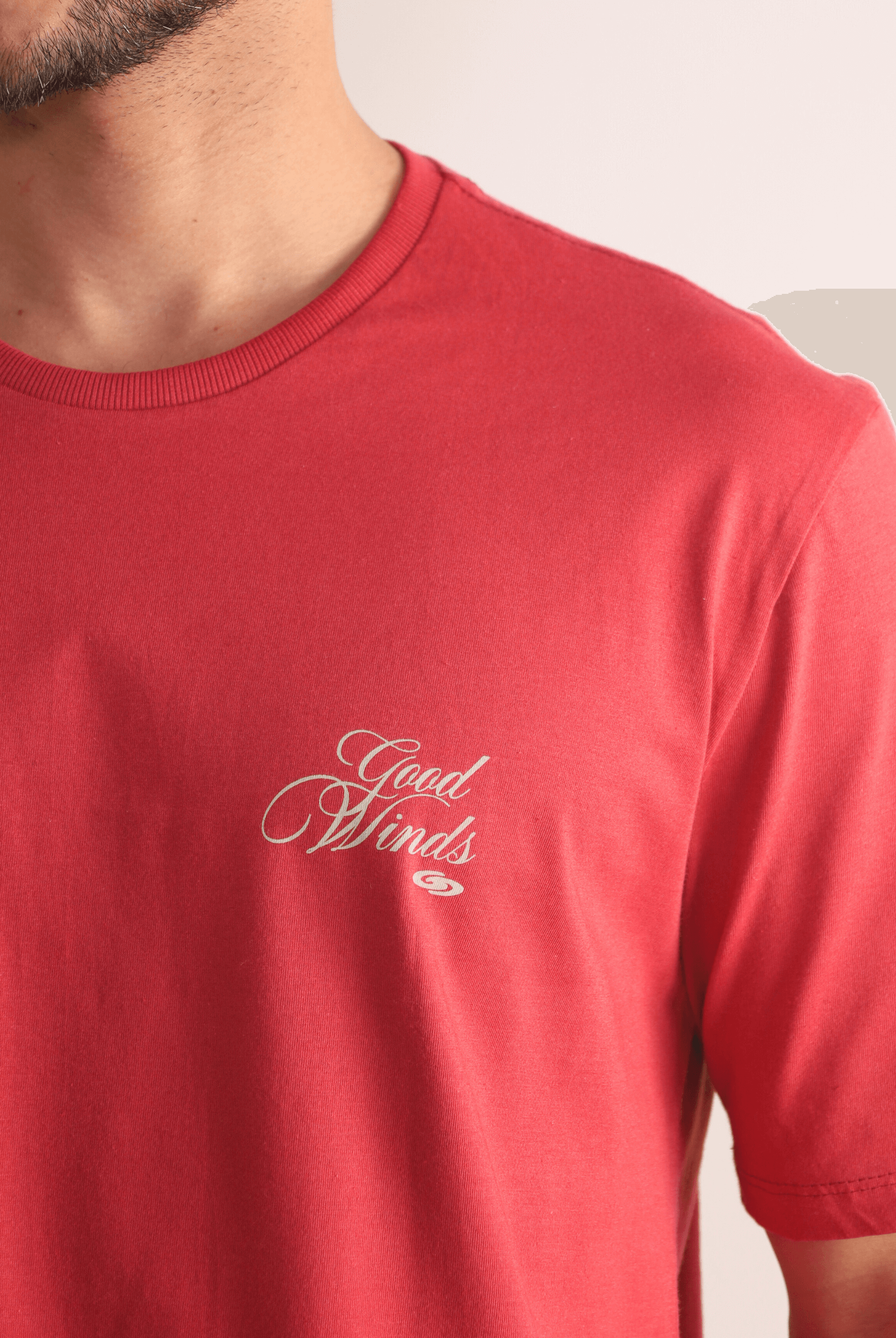 Camiseta Kites & Good Winds Vermelho com bordado frontal, marca Greenish, em algodão macio e durável, ideal para os amantes de kite.