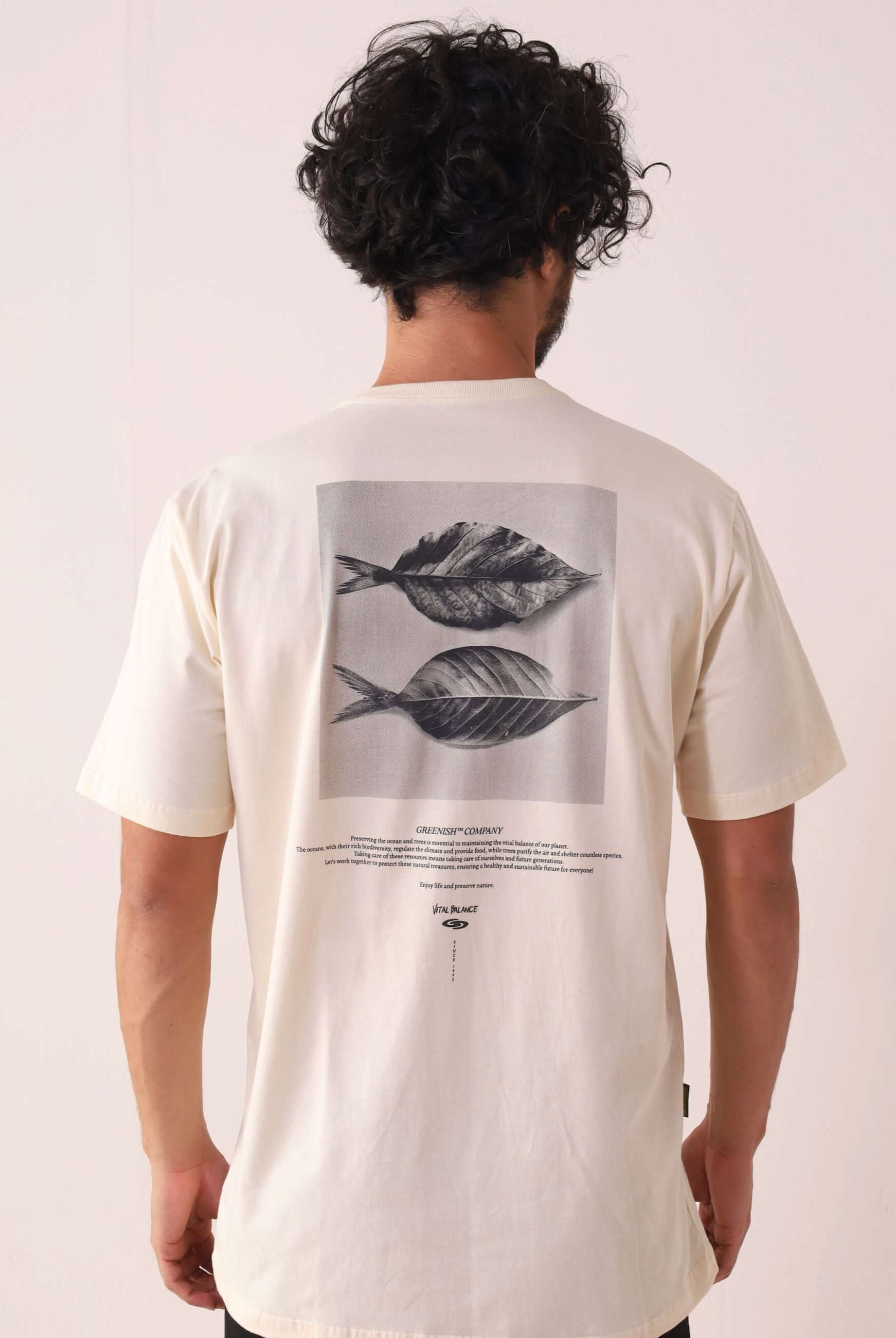 Camiseta Leafish - Natural da Greenish com arte de folhas, inspirada no mar e feita de algodão, vista traseira.