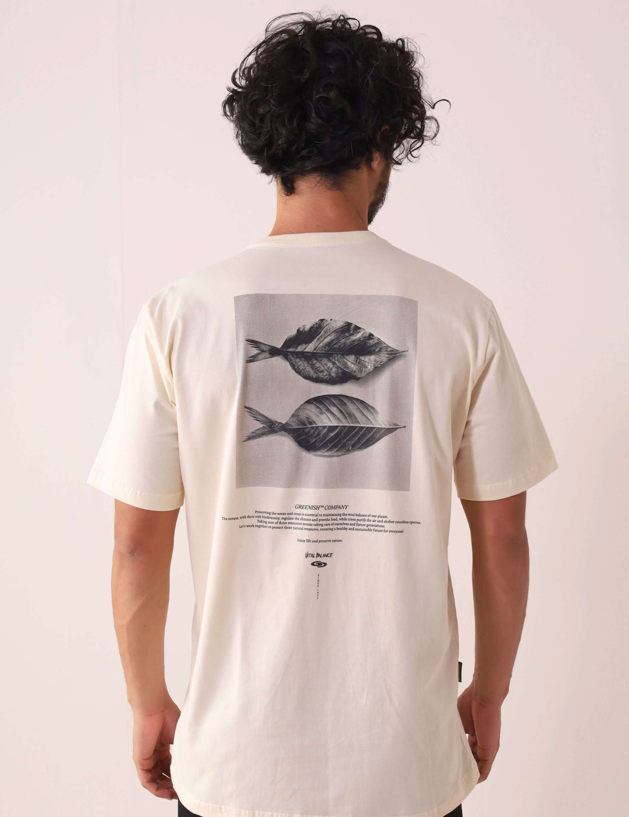 Camiseta Leafish - Natural da Greenish com arte de folhas, inspirada no mar e feita de algodão, vista traseira.