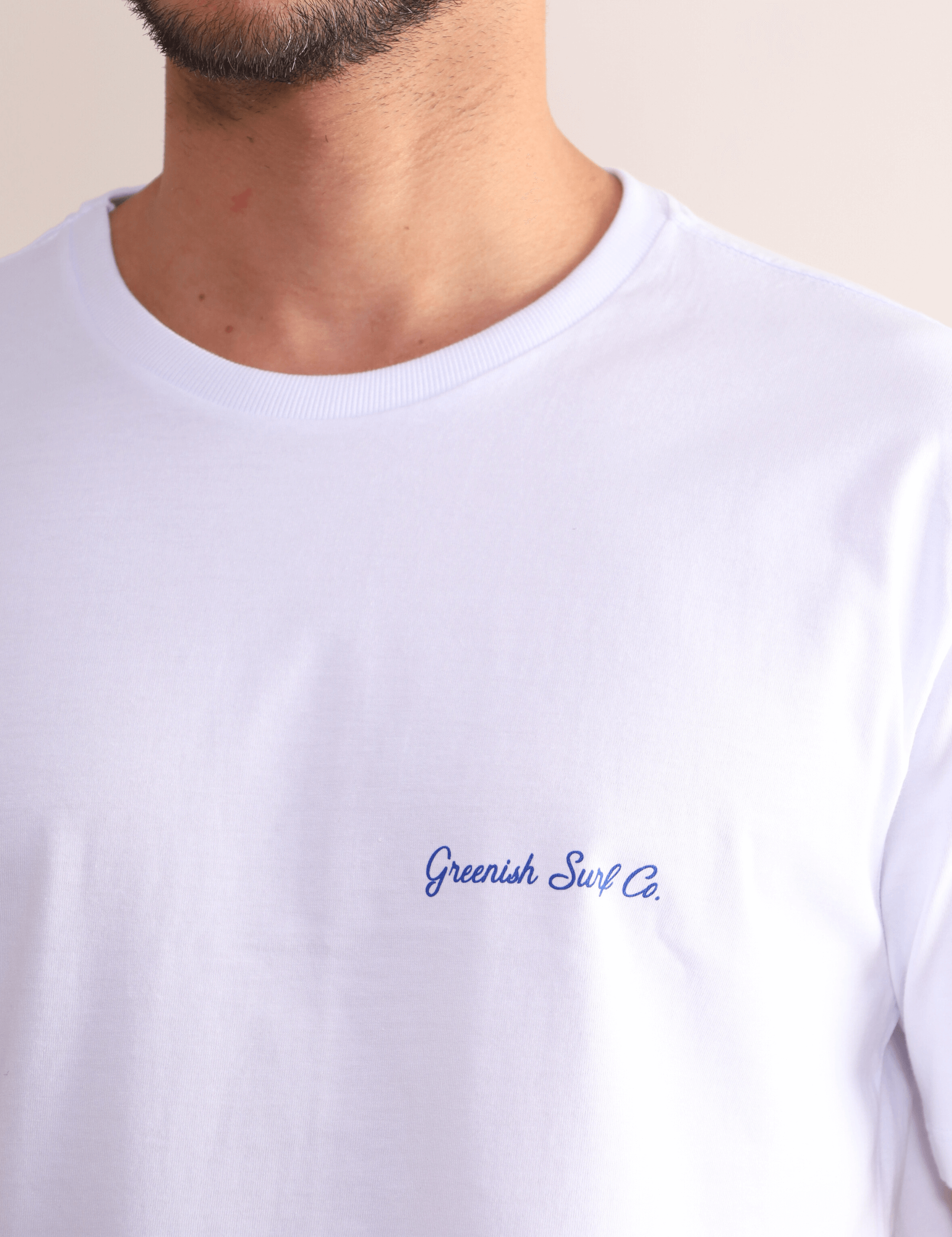 Camiseta branca Greenish Made By Surfers em algodão com estampa minimalista frontal. Perfeita para praia e momentos descontraídos.