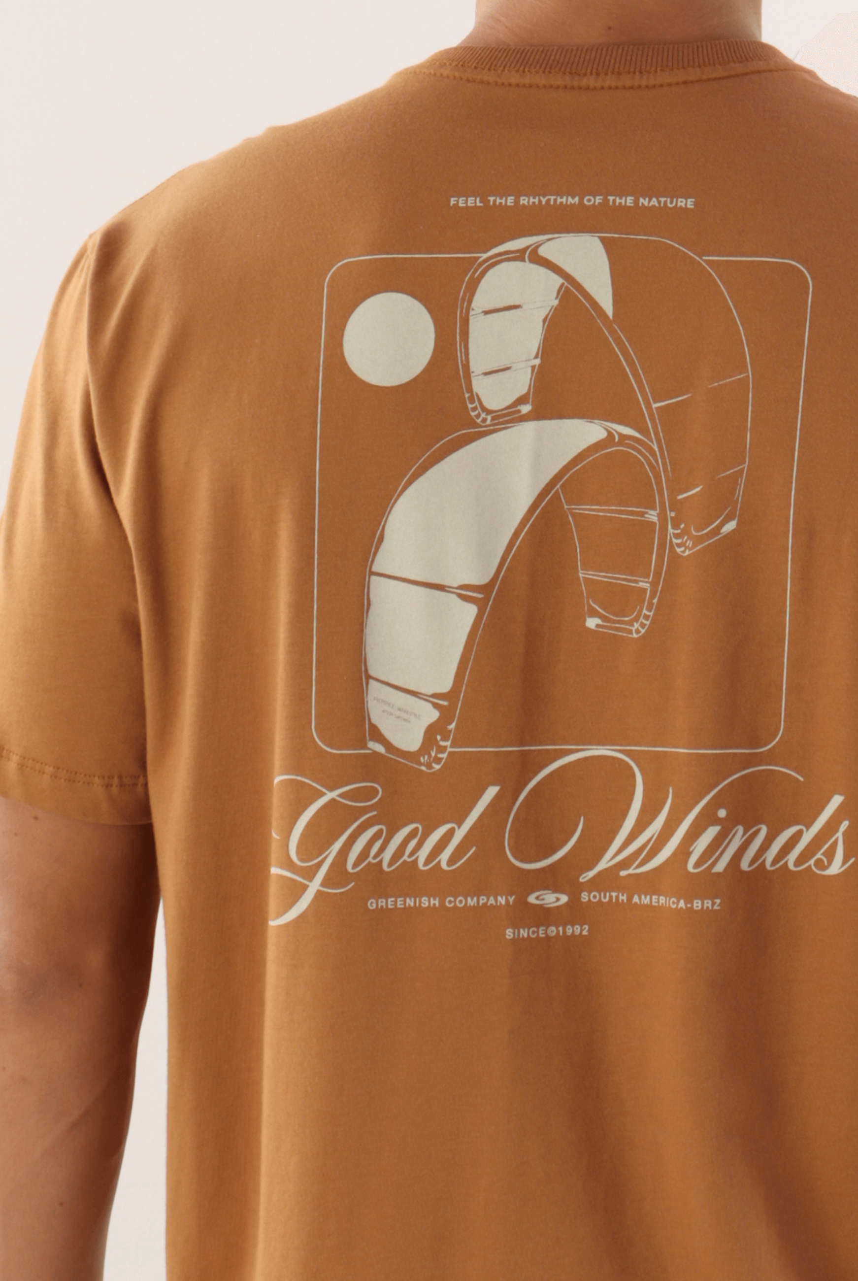 Camiseta marron Greenish com estampa de Kites e Good Winds nas costas, destacando estilo e aventura na moda brasileira.