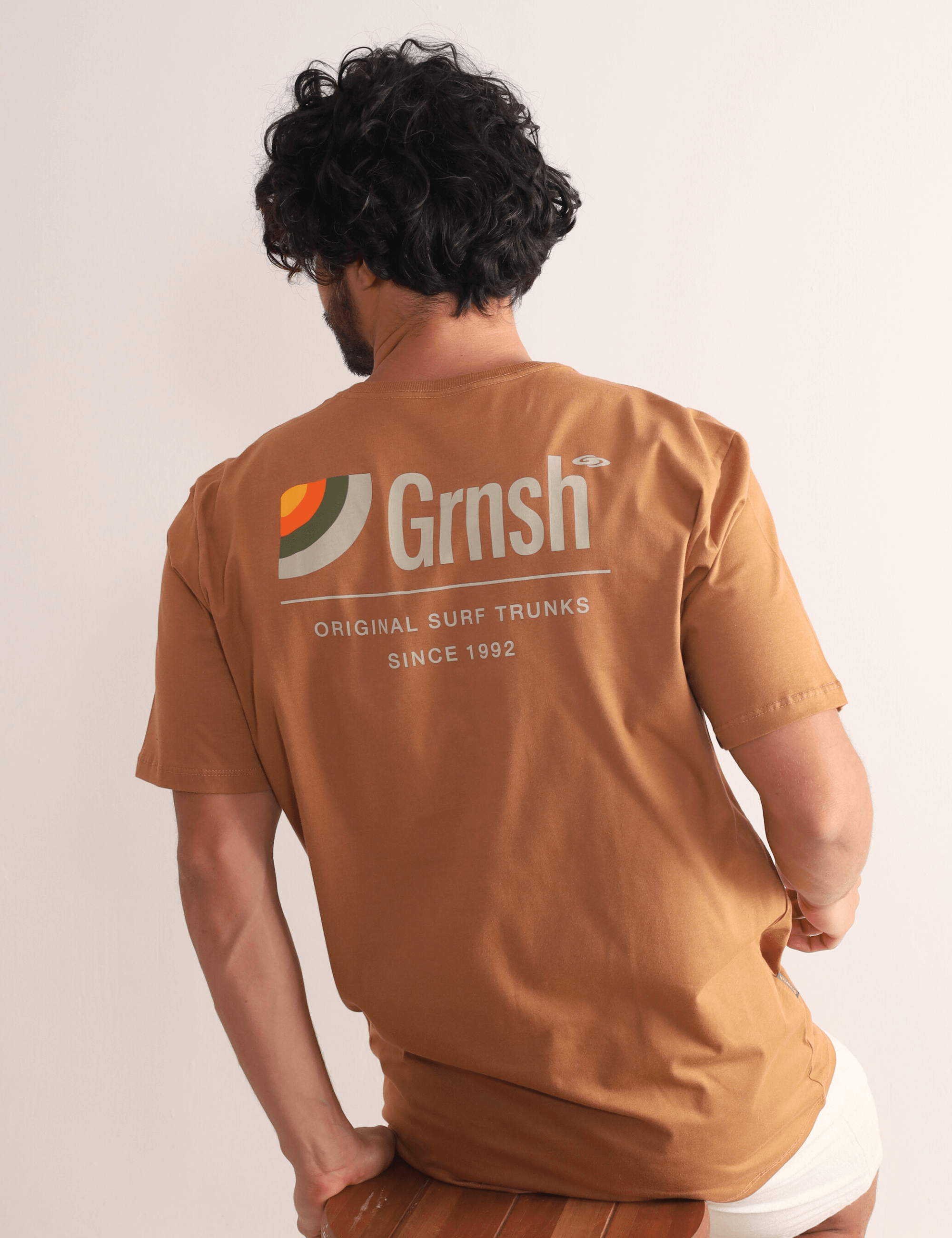 Modelo usando Camiseta Original Surf Trunks Series I Marron da Greenish, com estampa inspirada no lifestyle litorâneo.