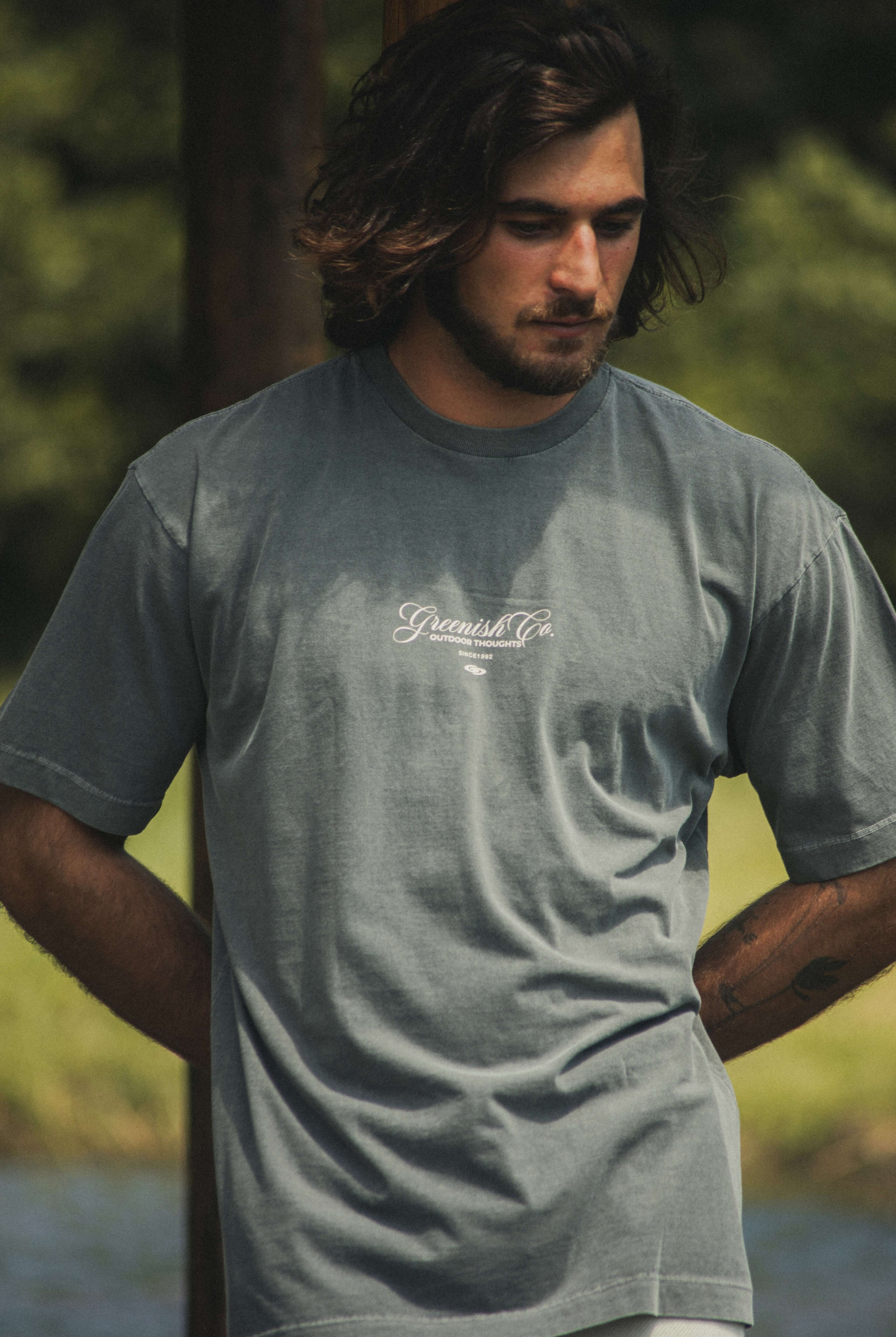 Homem vestindo Camiseta Oversized Stong Leaf Plank - Chumbo da marca Greenish, destacando visual vintage e estampa de folha.