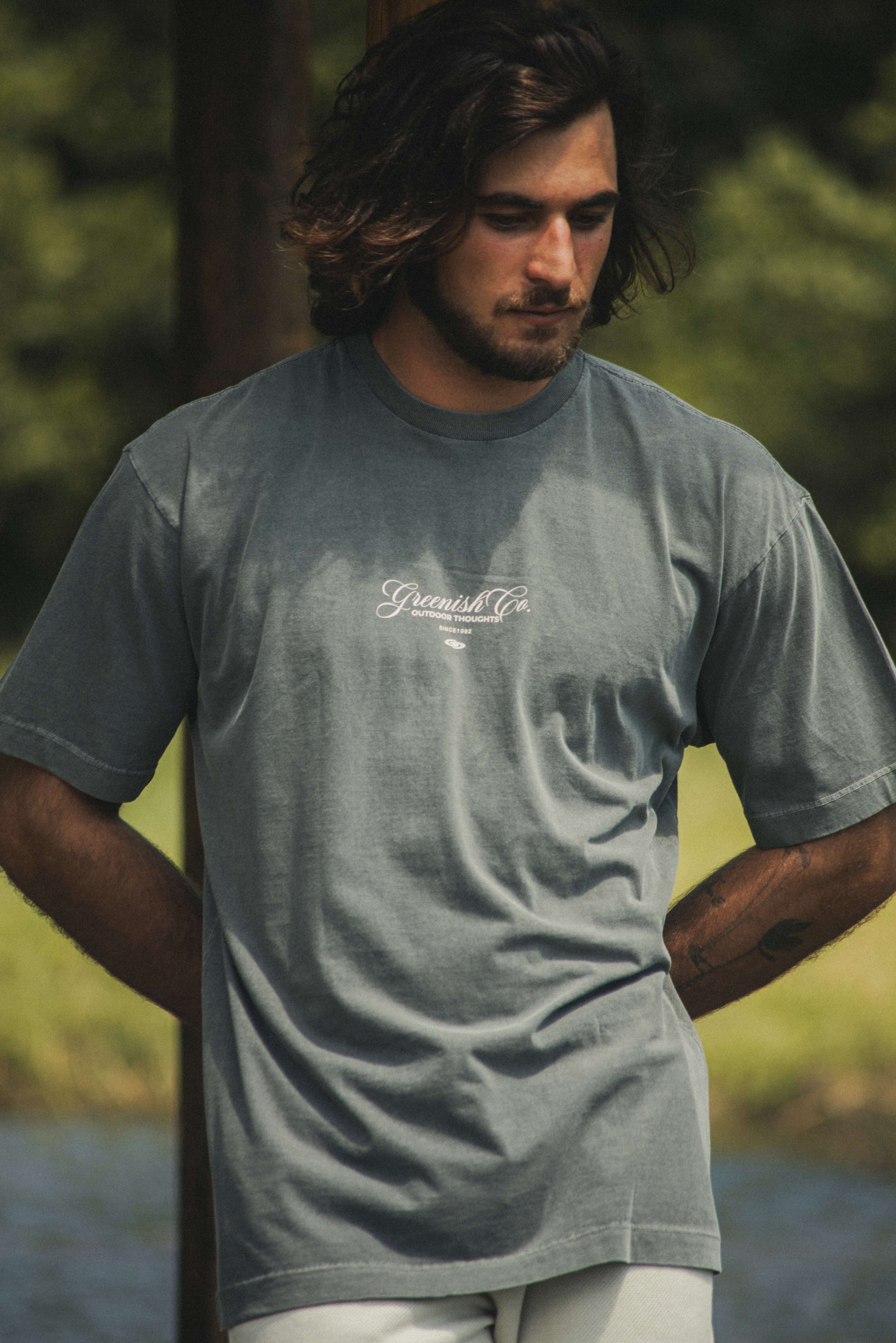 Homem vestindo Camiseta Oversized Stong Leaf Plank - Chumbo da marca Greenish, destacando visual vintage e estampa de folha.