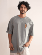 Camiseta Oversized Stone Surf Session - cinza da Greenish, arte retrô vibrante, estilo surf, algodão 100%, modelagem solta, visual desbotado.