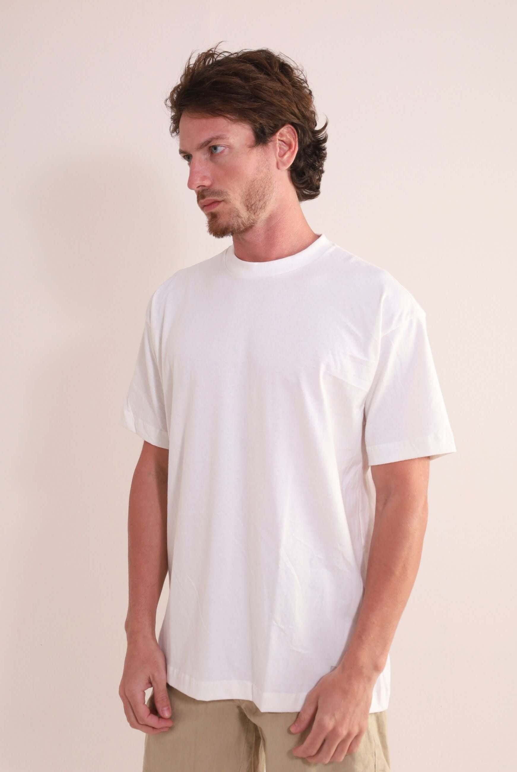 Homem vestindo Camiseta Oversized Strong - Off White da marca Greenish, feita de algodão com gola ribana larga, em ambiente casual.