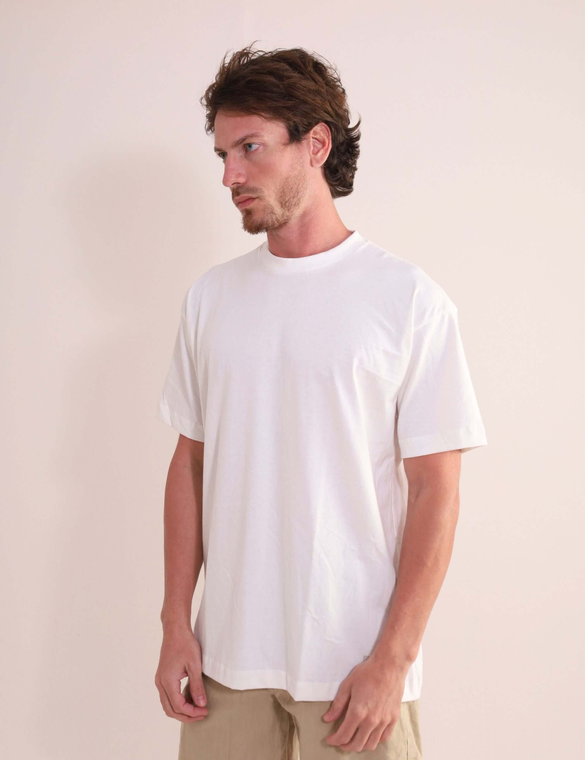 Homem vestindo Camiseta Oversized Strong - Off White da marca Greenish, feita de algodão com gola ribana larga, em ambiente casual.