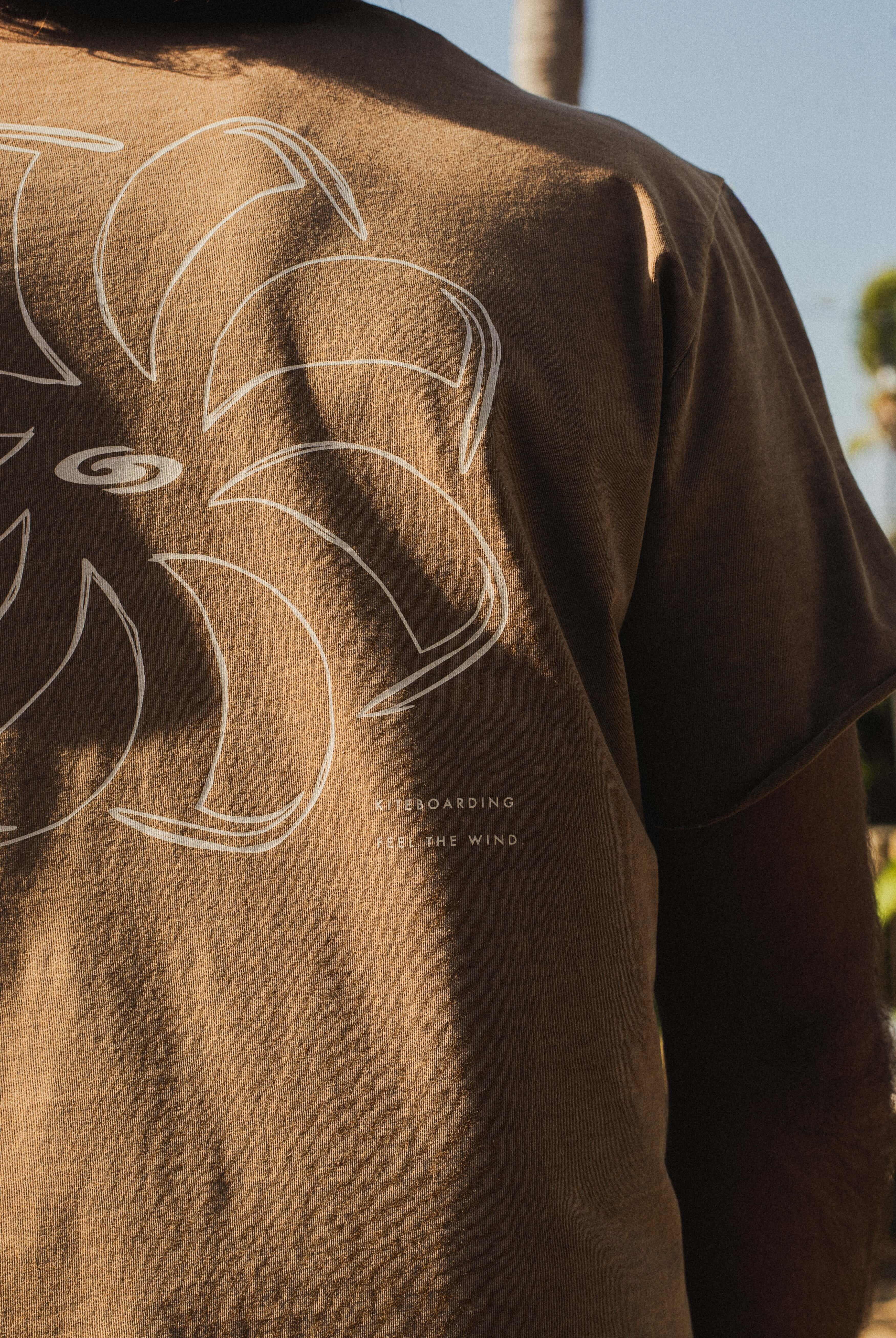 Camiseta Stone Feel The Winds - Marrom da Greenish com estampa nas costas, feita de malha 100% algodão para toque macio e visual rústico.