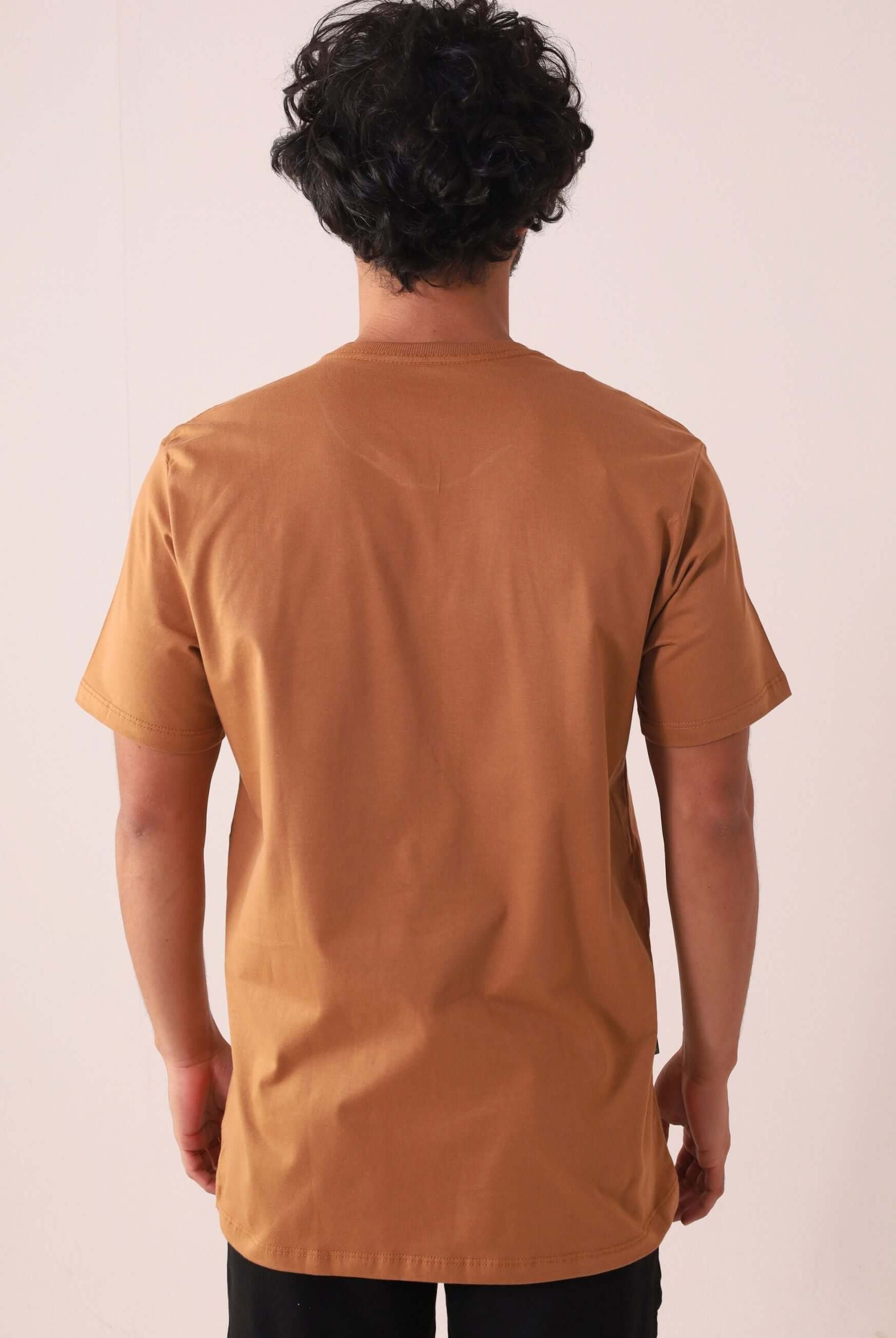 Greenish CAMISETA TRADICIONAL BASIC - MARROM em algodão sustentável, vista traseira, ideal para o dia a dia e passeios.