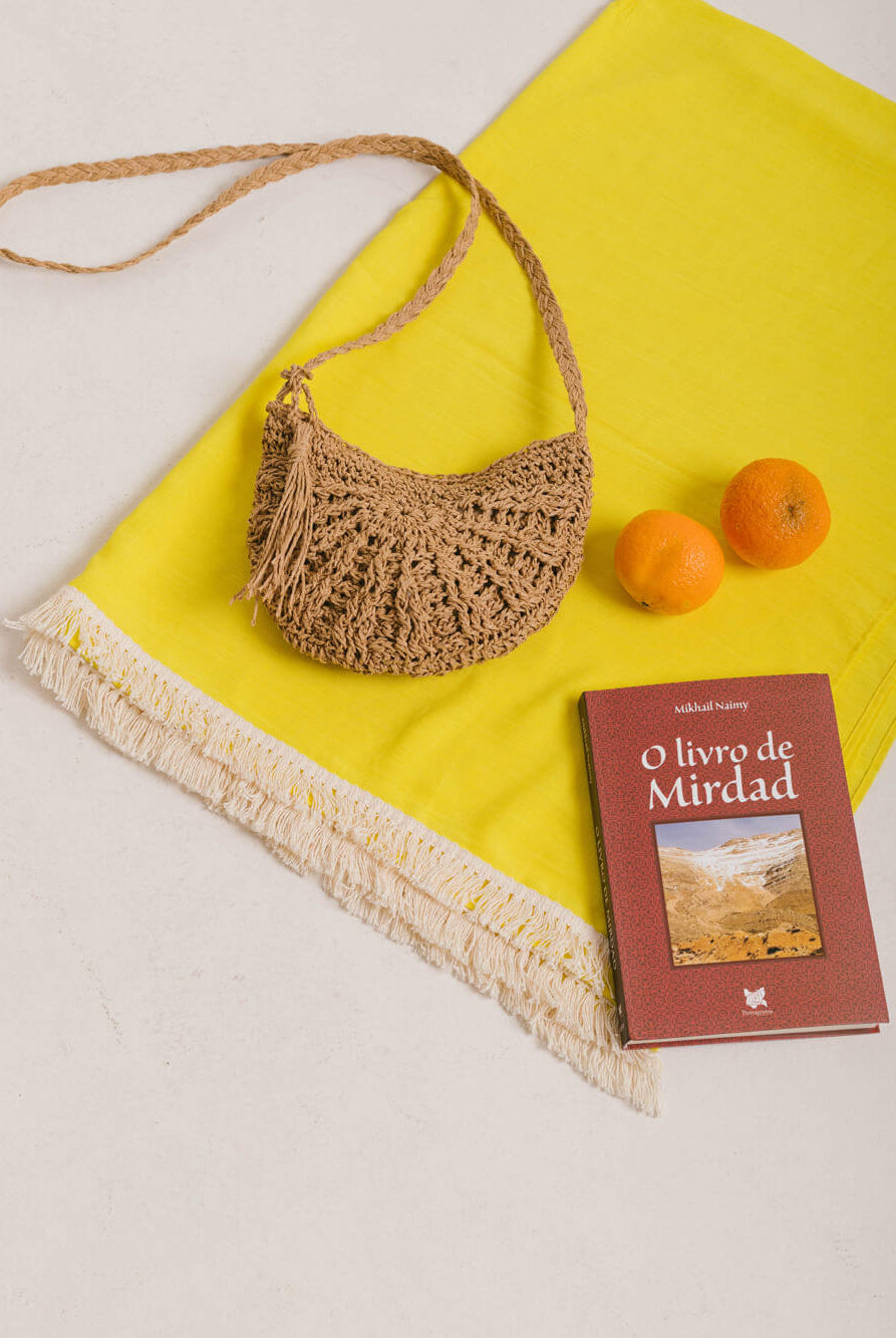 Canga Rustic Nola Amarelo da Greenish com bolsa de crochê e laranjas, ideal para dias ensolarados.