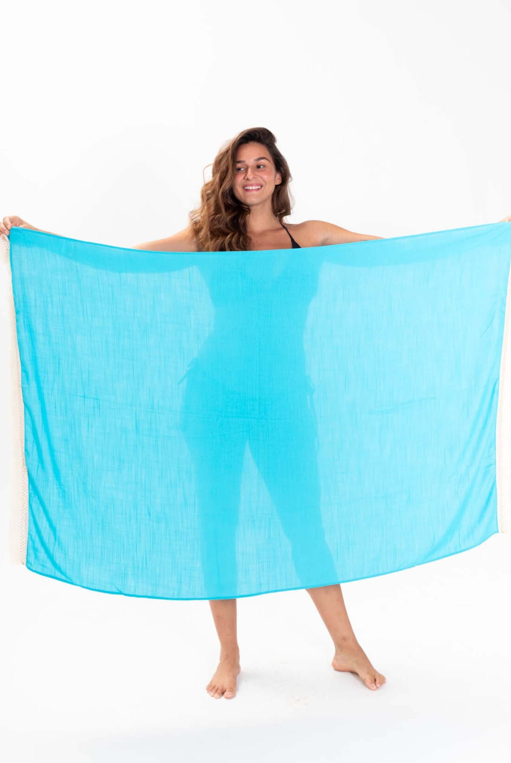 Canga Rustica Nola Azul da Greenish, mostrando a leveza e a versatilidade do produto em um fundo branco.