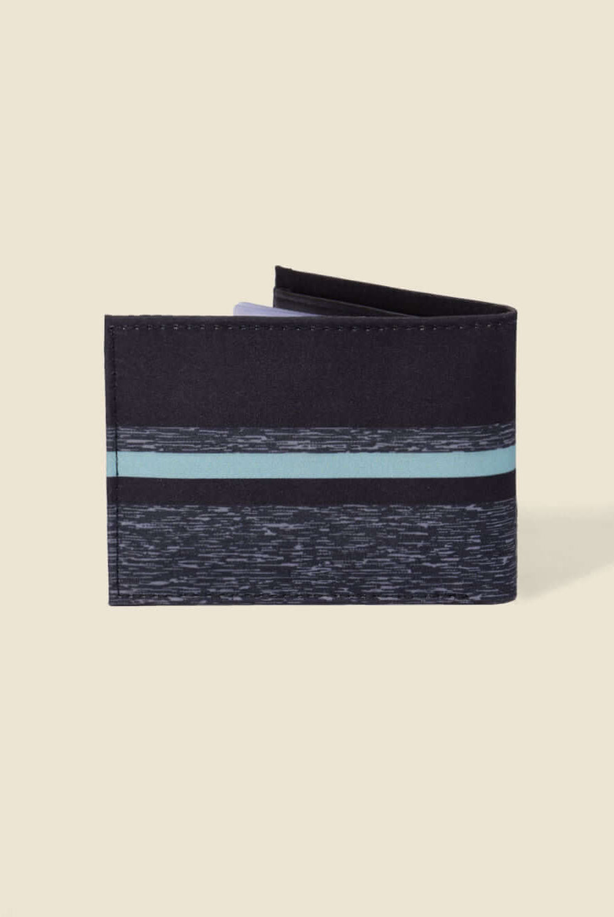 Carteira Classic Wave preta da Greenish, com design moderno e listras estilizadas em azul.