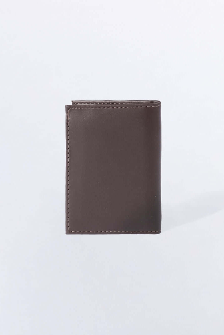 Carteira logo marron da marca Greenish, elegante e prática, ideal para o dia a dia.