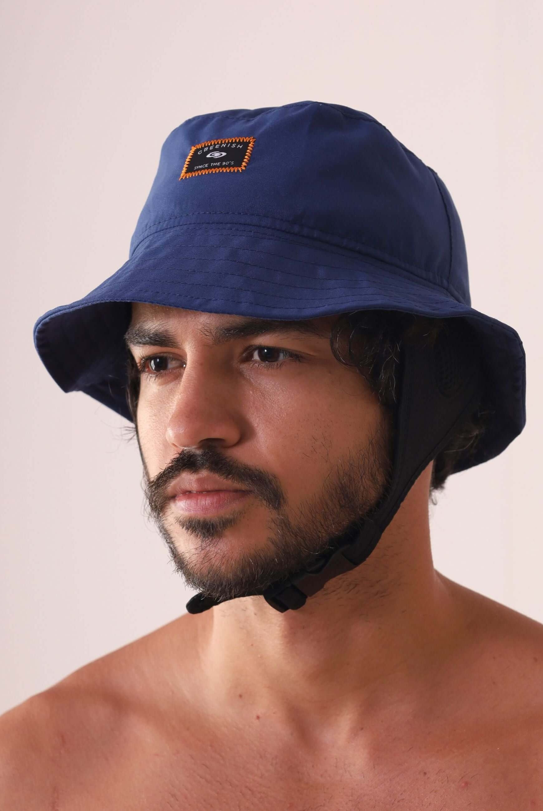 Homem usando Chapeu Bucket Sport - Azul Marinho da marca Greenish, com aba maleável e cúpula confortável, ideal para atividades ao ar livre.