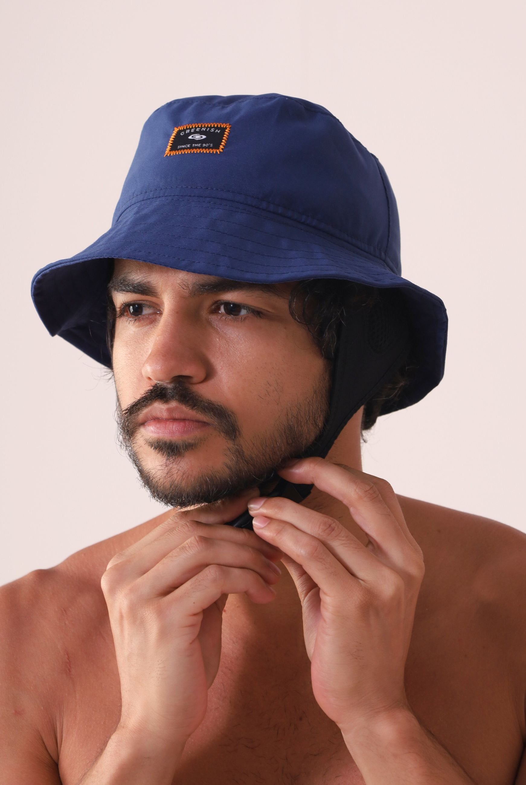 Modelo usando Chapeu Bucket Sport - Azul Marinho da Greenish, leve e respirável, com aba flexível e cúpula sem entretela.