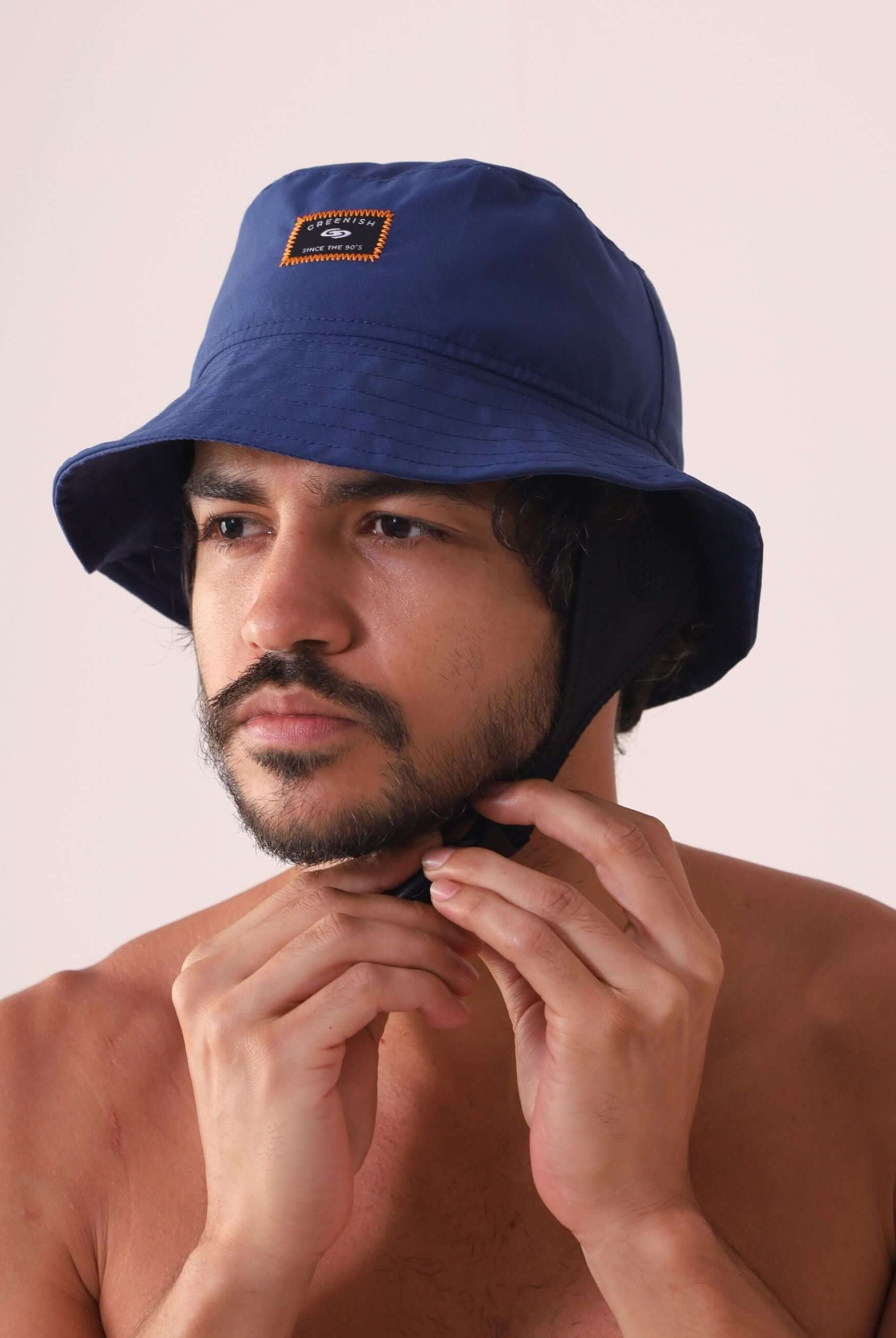 Modelo usando Chapeu Bucket Sport - Azul Marinho da Greenish, leve e respirável, com aba flexível e cúpula sem entretela.