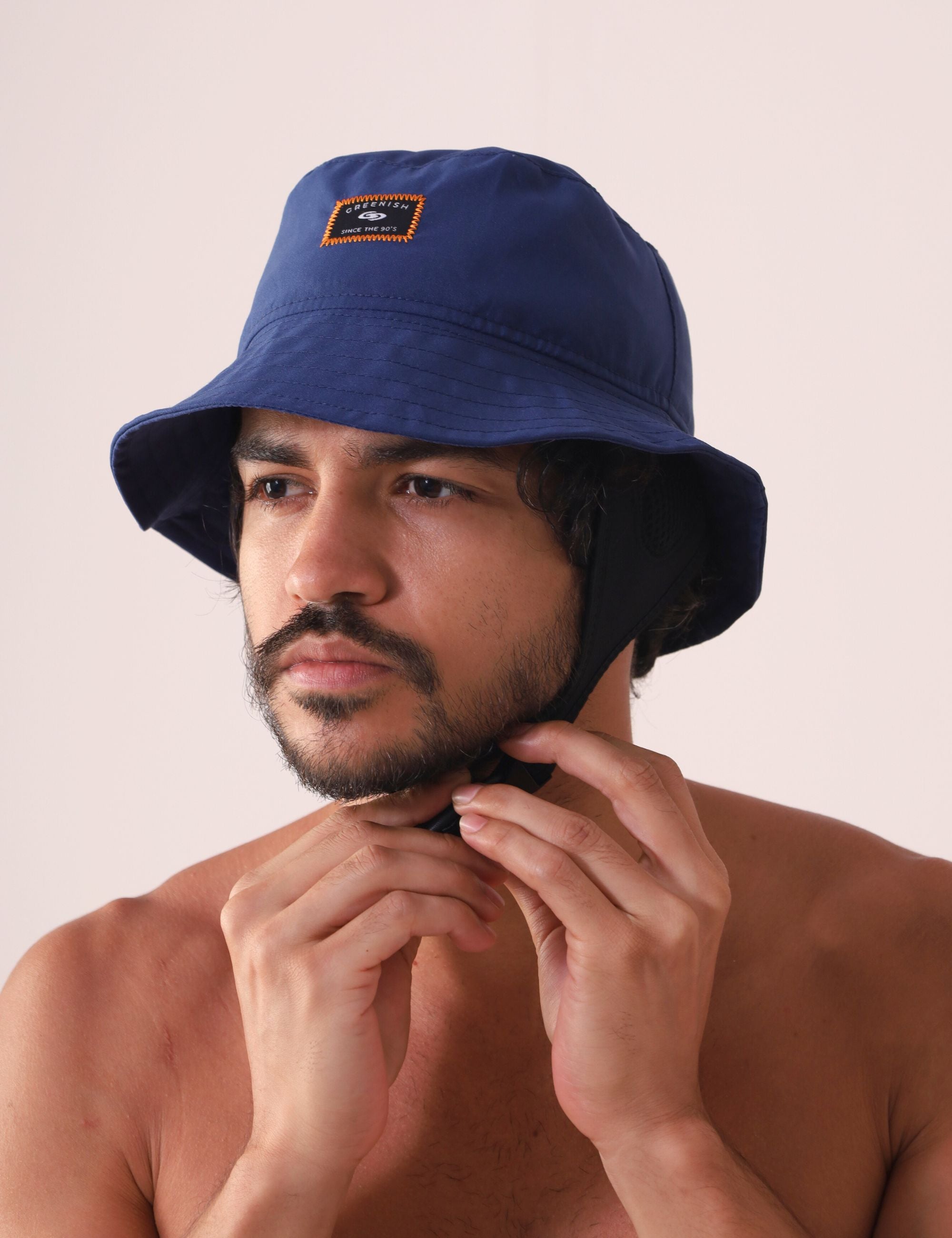 Modelo usando Chapeu Bucket Sport - Azul Marinho da Greenish, leve e respirável, com aba flexível e cúpula sem entretela.