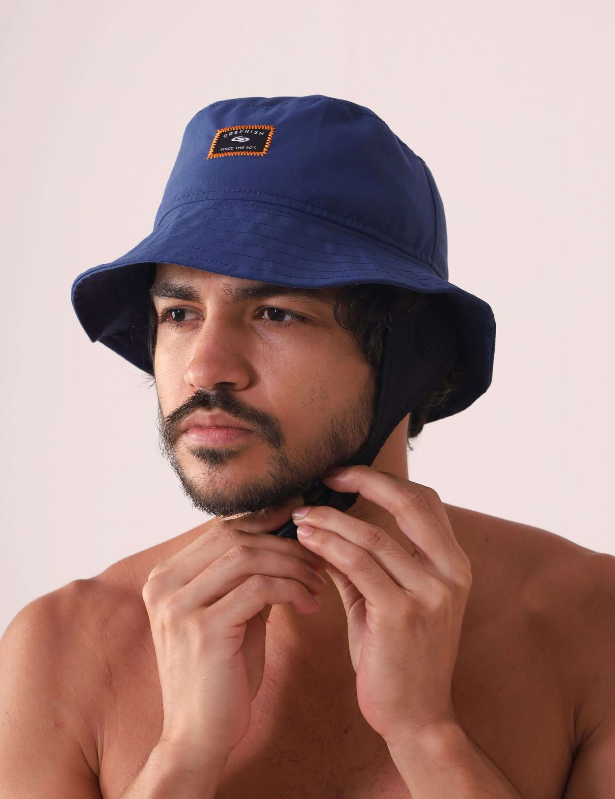 Modelo usando Chapeu Bucket Sport - Azul Marinho da Greenish, leve e respirável, com aba flexível e cúpula sem entretela.