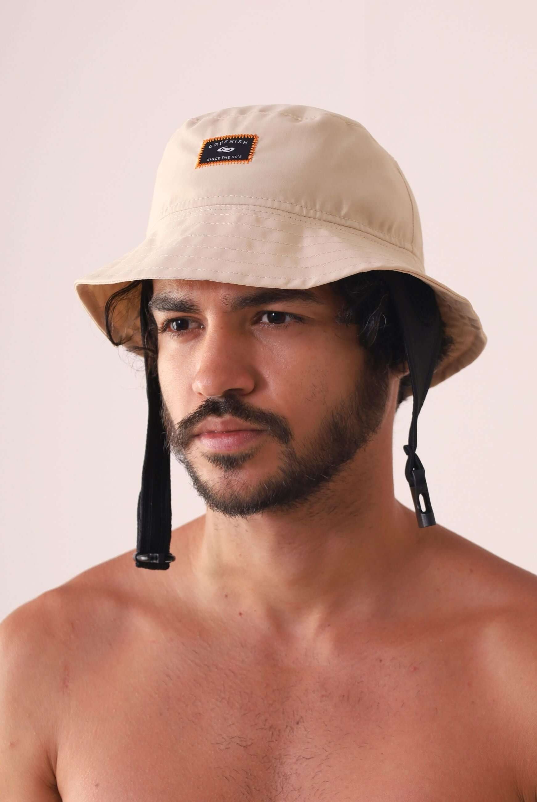 Modelo usando Chapeu Bucket Sport - Bege da Greenish em poliéster com aba e cordão ajustável para práticas ao ar livre.