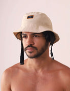 Modelo usando Chapeu Bucket Sport - Bege da Greenish em poliéster com aba e cordão ajustável para práticas ao ar livre.