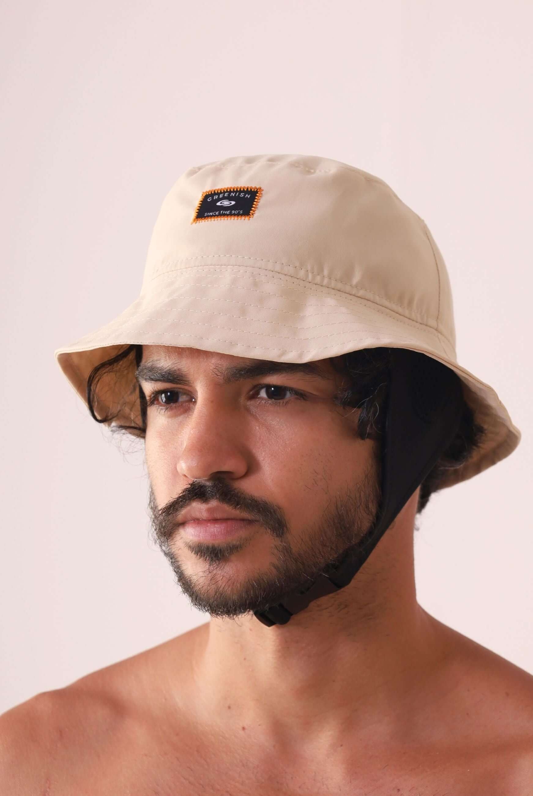 Chapeu Bucket Sport - Bege da Greenish em uso, destacando design leve, forro respirável e aba maleável para conforto ao ar livre.