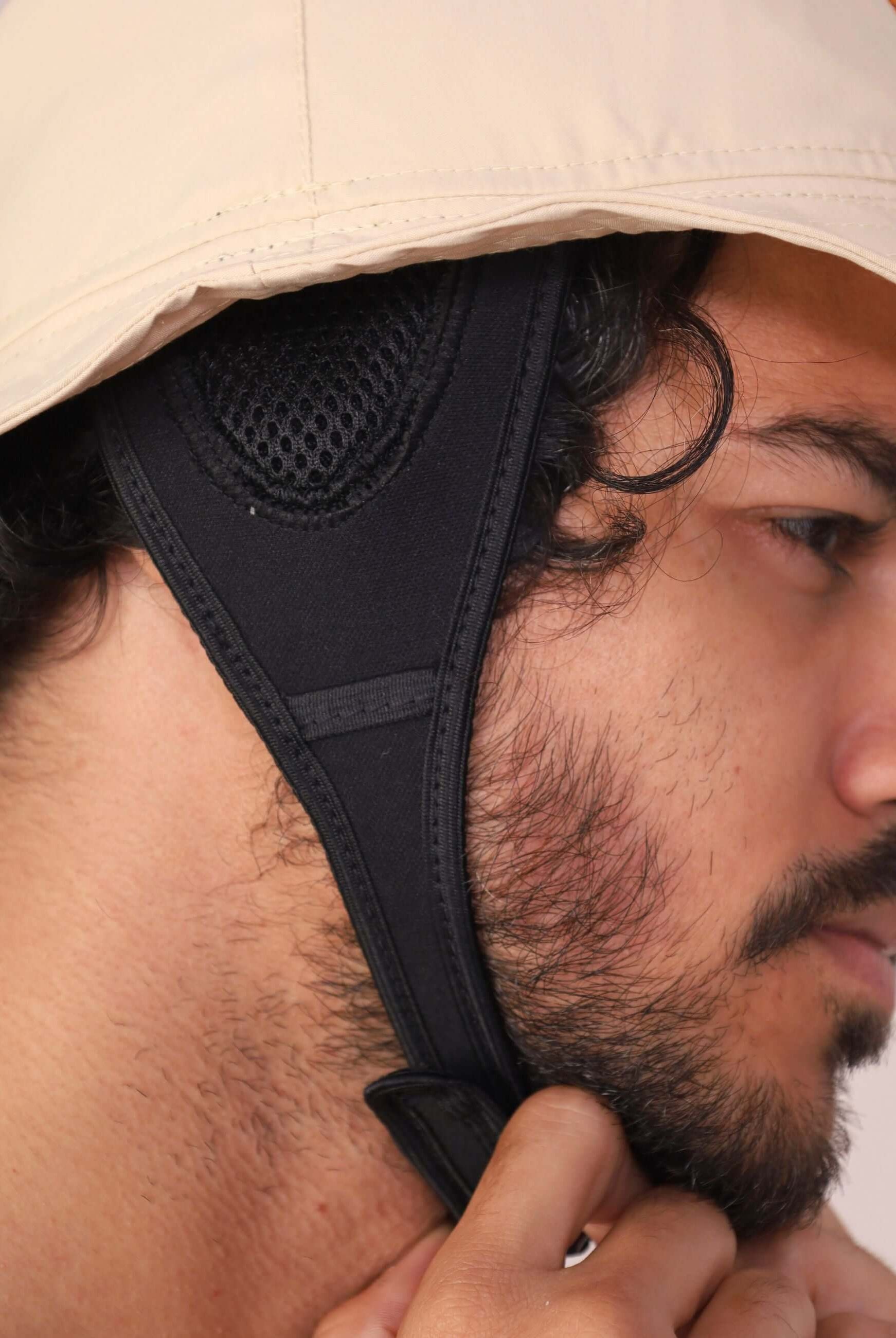 Close-up do Chapeu Bucket Sport - Bege da Greenish, destacando a aba maleável e o forro respirável, ideal para esportes ao ar livre.