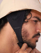 Close-up do Chapeu Bucket Sport - Bege da Greenish, destacando a aba maleável e o forro respirável, ideal para esportes ao ar livre.