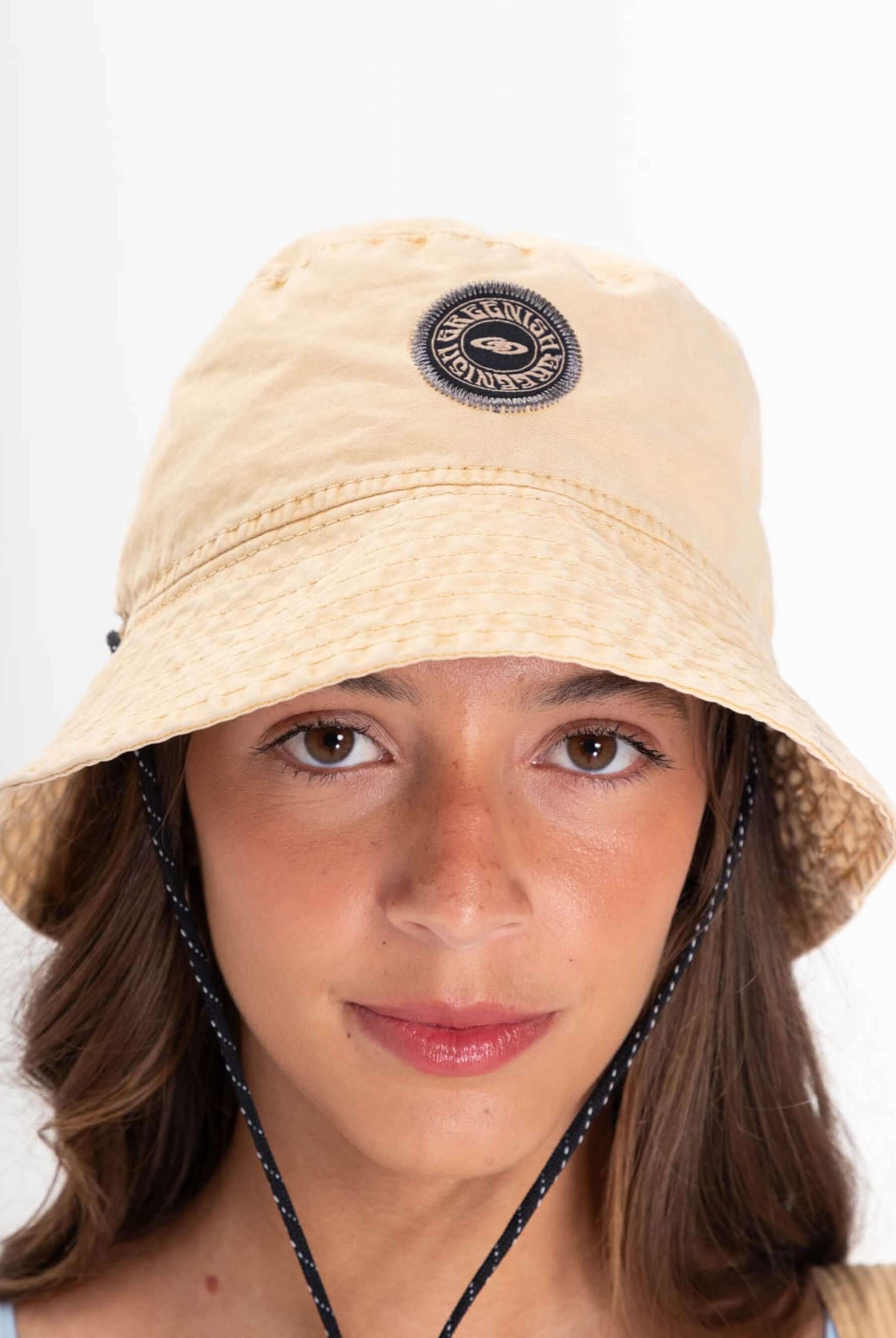 Chapéu bucket tingido bege da Greenish, estiloso e versátil, ideal para proteger do sol e compor looks descolados.