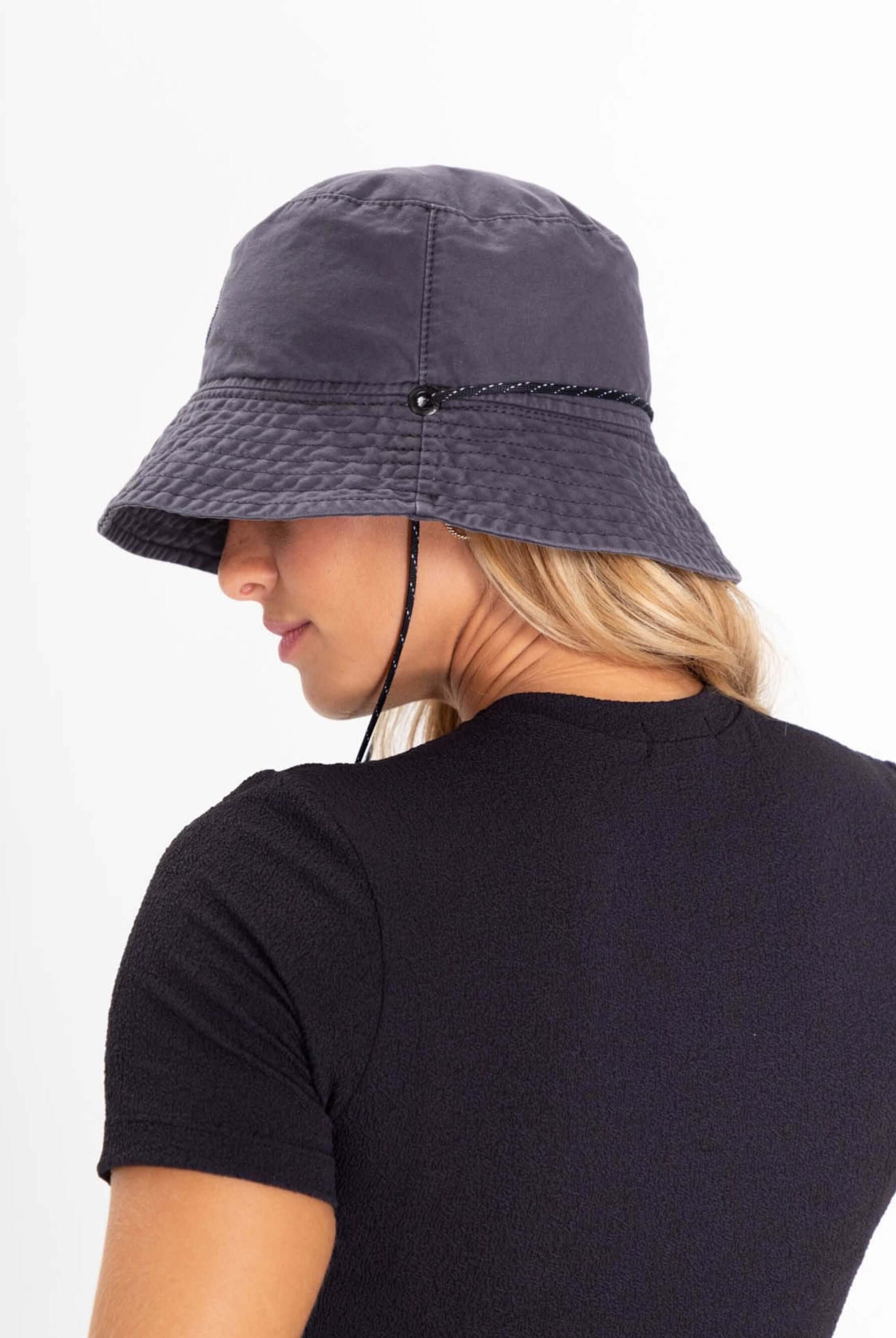 Chapéu bucket tingido preto da Greenish, estilo versátil e descolado, ideal para dias ensolarados e ventosos.