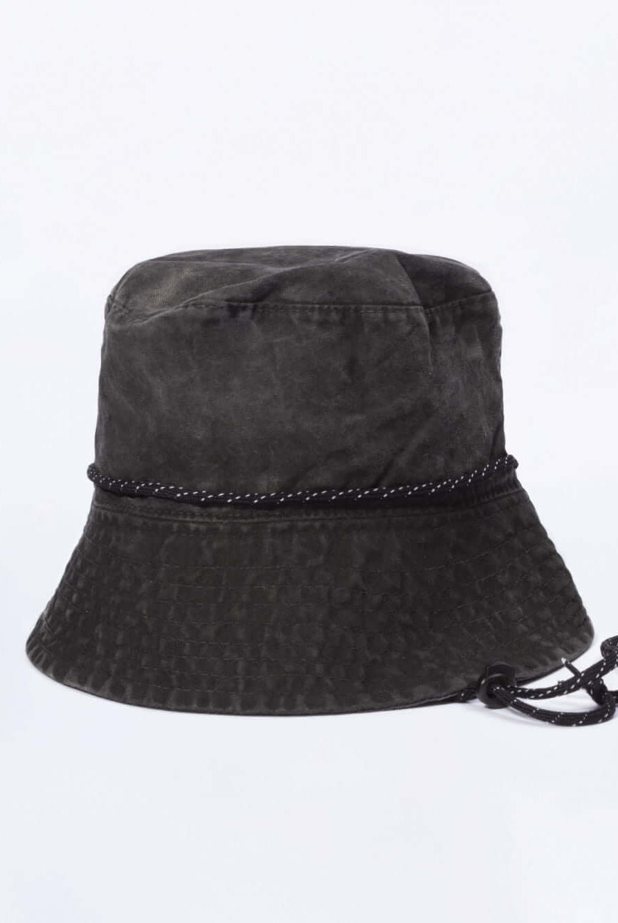 Chapéu Bucket Tingido - Preto da Greenish, com design exclusivo e cadarço regulador, perfeito para estilo e proteção ao sol.