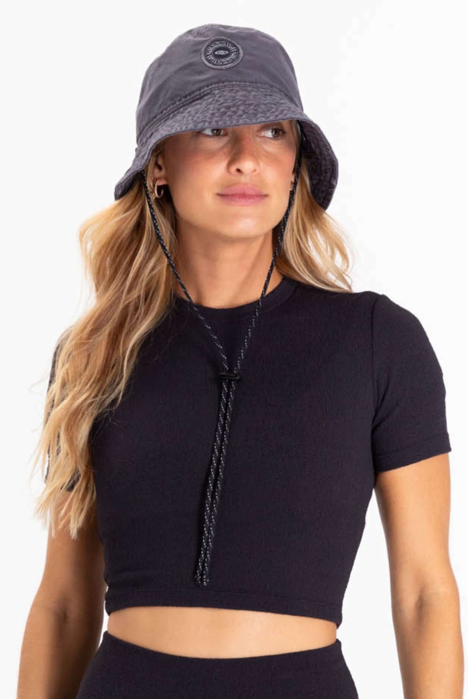 Chapéu bucket tingido preto da Greenish, estiloso e funcional, ideal para proteger do sol e complementar looks.